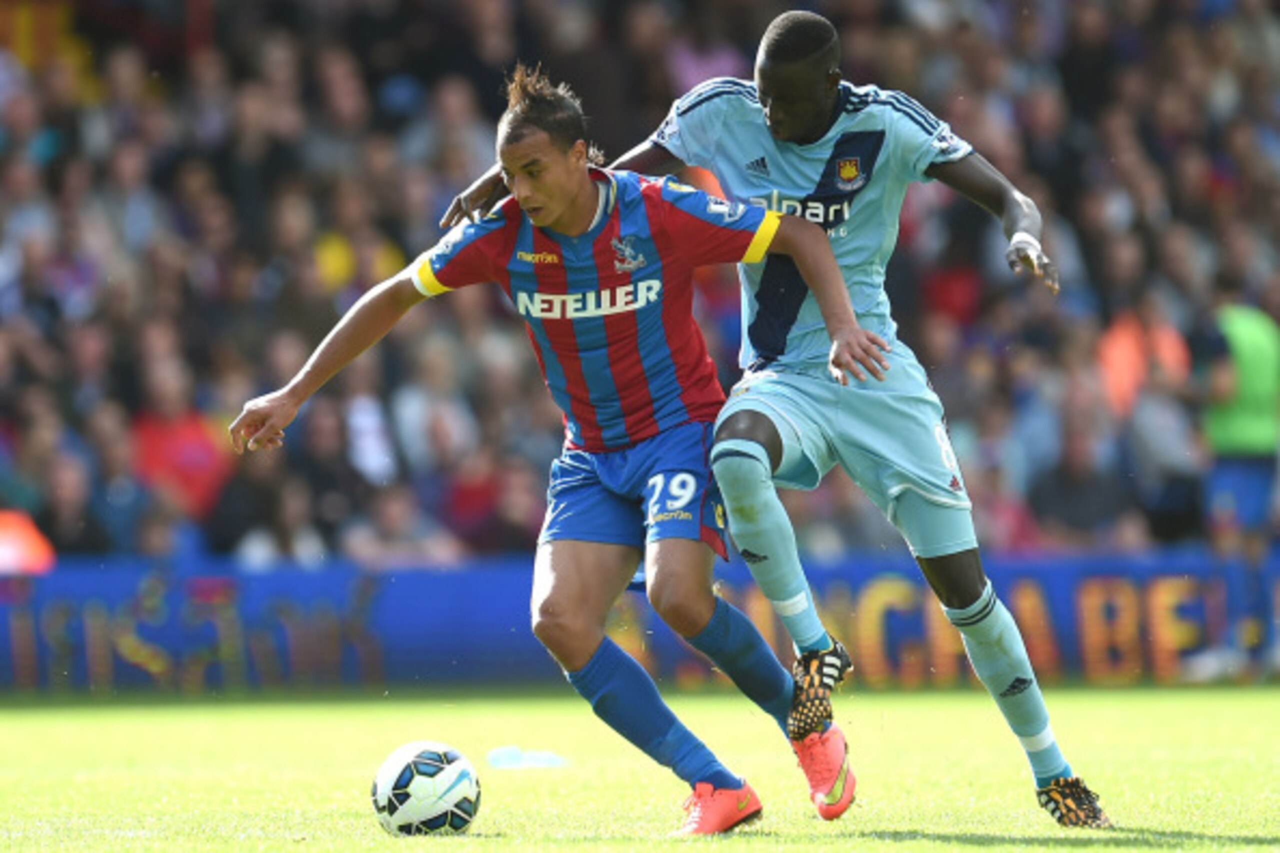 LONDON, ENGLAND - AUGUST 23:  Marouane Chamakh (L) of Crystal Palace and Cheikhou Kouyate of West Ham in action during the Premiere League match between Crystal Palace and West Ham United at Selhurst Park on August 23, 2014 in London, England.  (Photo by 