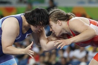 Canada's Dorothy Erzsebet Yeats (red) competes with Japan's Sara Dosho during the women's wrestling 69kg freestyle quarter-final at the Rio 2016 Olympic Games at the Carioca Arena 2 in Rio de Janeiro on August 17, 2016. / AFP / Jack GUEZ        (Photo cre