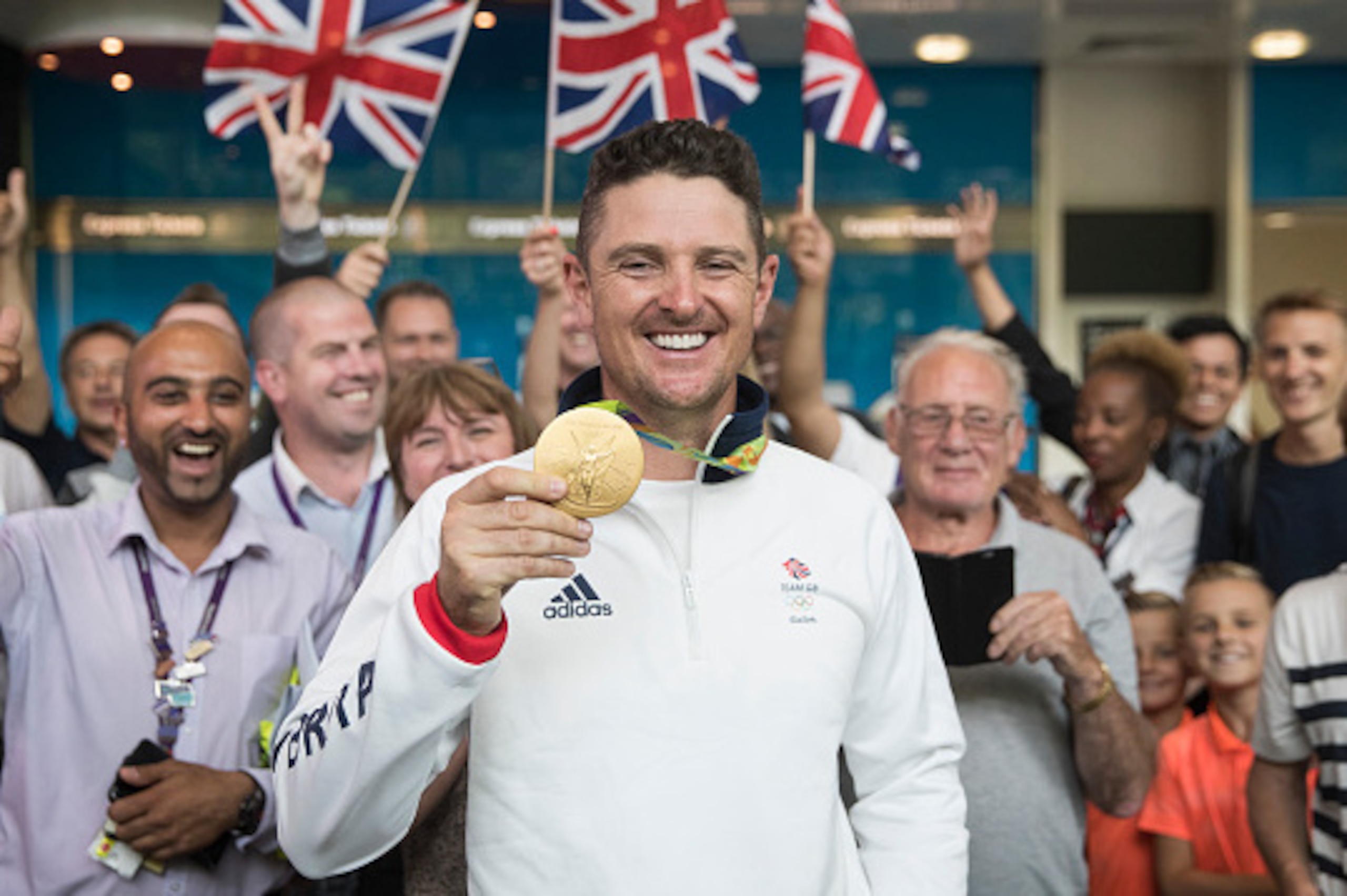LONDON, ENGLAND - AUGUST 16: Golfer Justin Rose of Great Britain poses with his Gold Medal after arriving on a British Airways flight from Rio de Janeiro in Brazil to London Heathrow Airport's Terminal 5 on August 16, 2016 in London, England. Rose has bec
