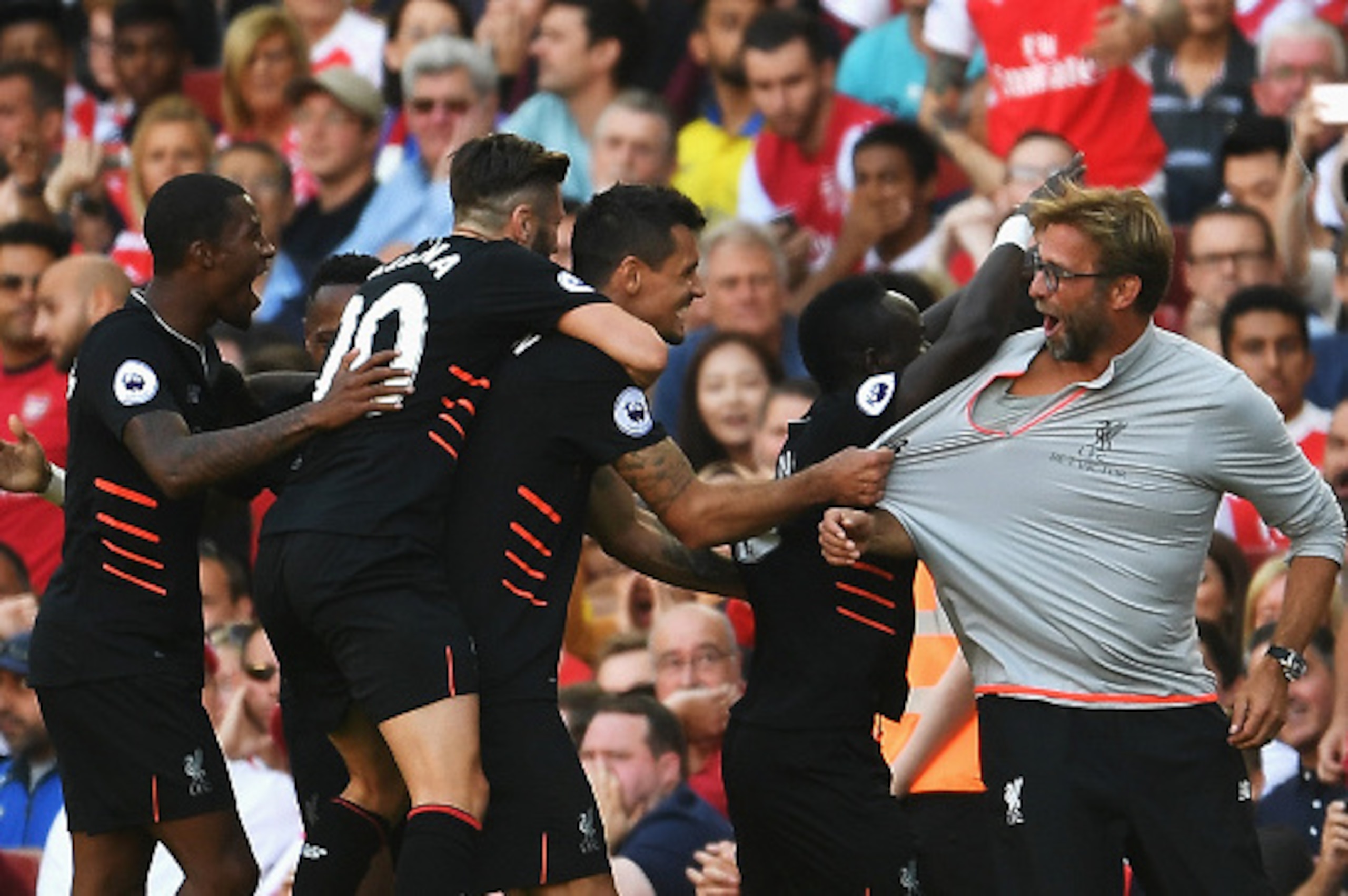 LONDON, ENGLAND - AUGUST 14:  Sadio Mane of Liverpool and team mates celebrate his goal with Jurgen Klopp, Manager of Liverpool during the Premier League match between Arsenal and Liverpool at Emirates Stadium on August 14, 2016 in London, England.  (Phot