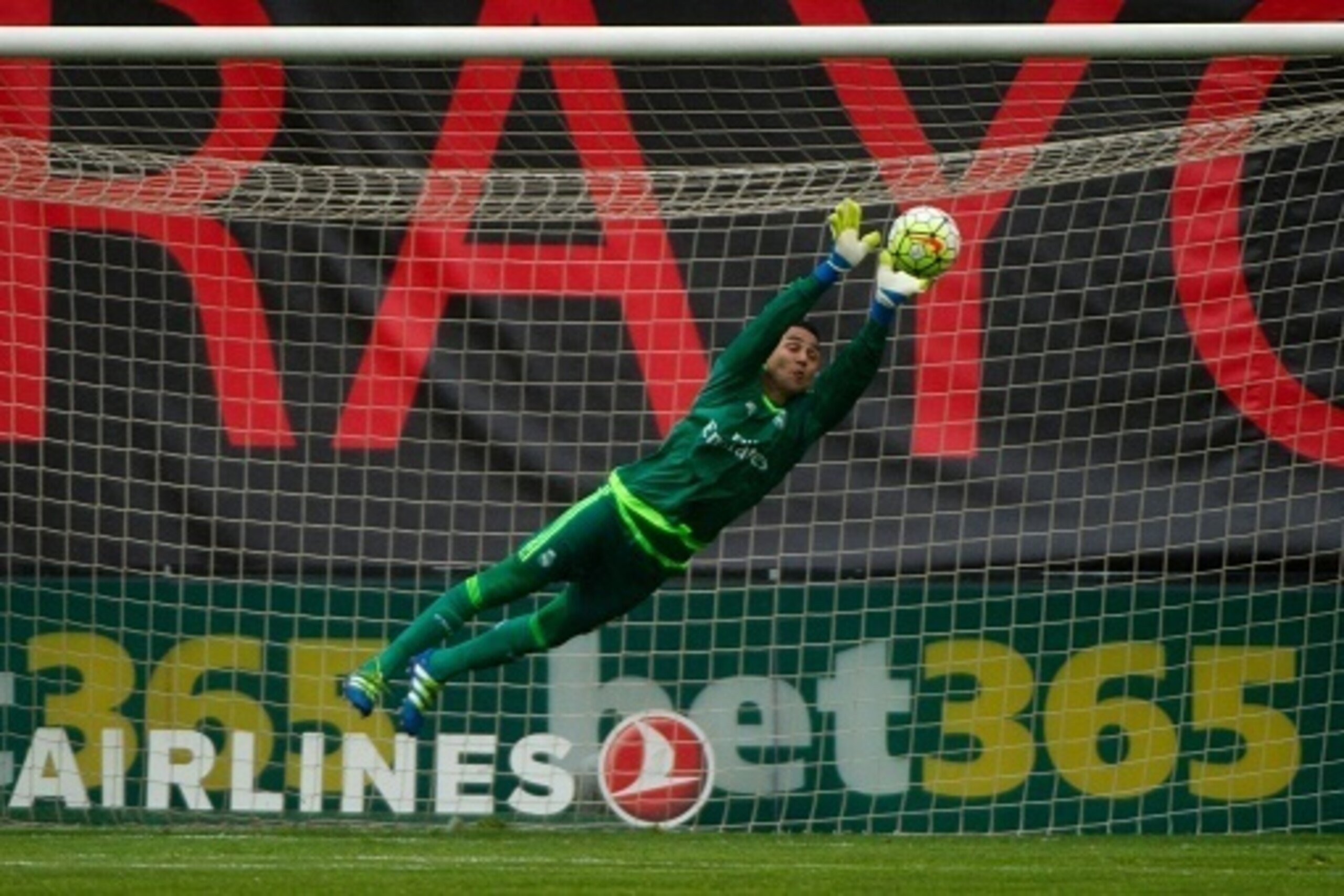 Real Madrid's Costa Rican goalkeeper Keylor Navas jumps to catch the ball during the Spanish league football match Rayo Vallecano de Madrid vs Real Madrid CF at the Vallecas stadium in Madrid on April 23, 2016. / AFP / CURTO DE LA TORRE        (Photo cred