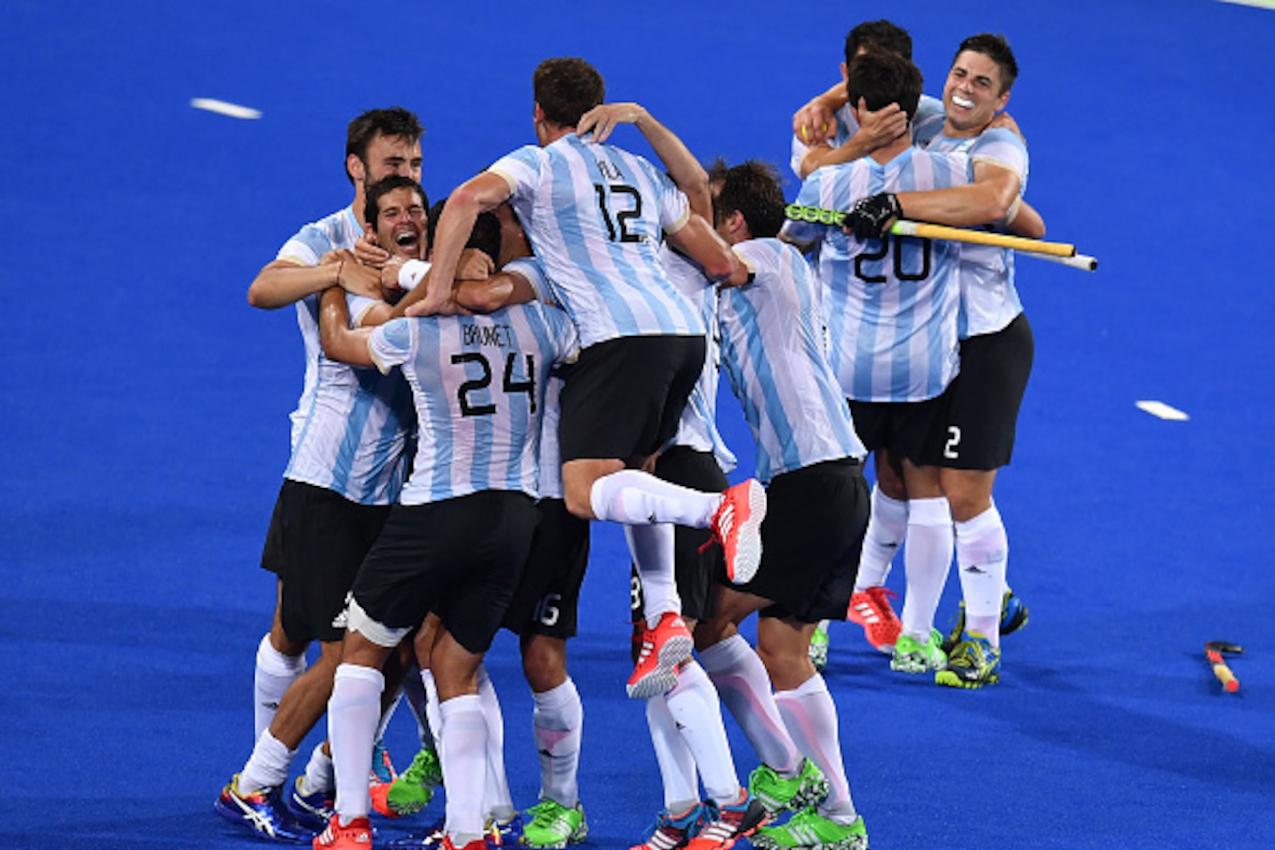 Argentina's players celebrate after winning the men's Gold medal field hockey Belgium vs Argentina match of the Rio 2016 Olympics Games at the Olympic Hockey Centre in Rio de Janeiro on August 18, 2016. / AFP / MANAN VATSYAYANA        (Photo credit should