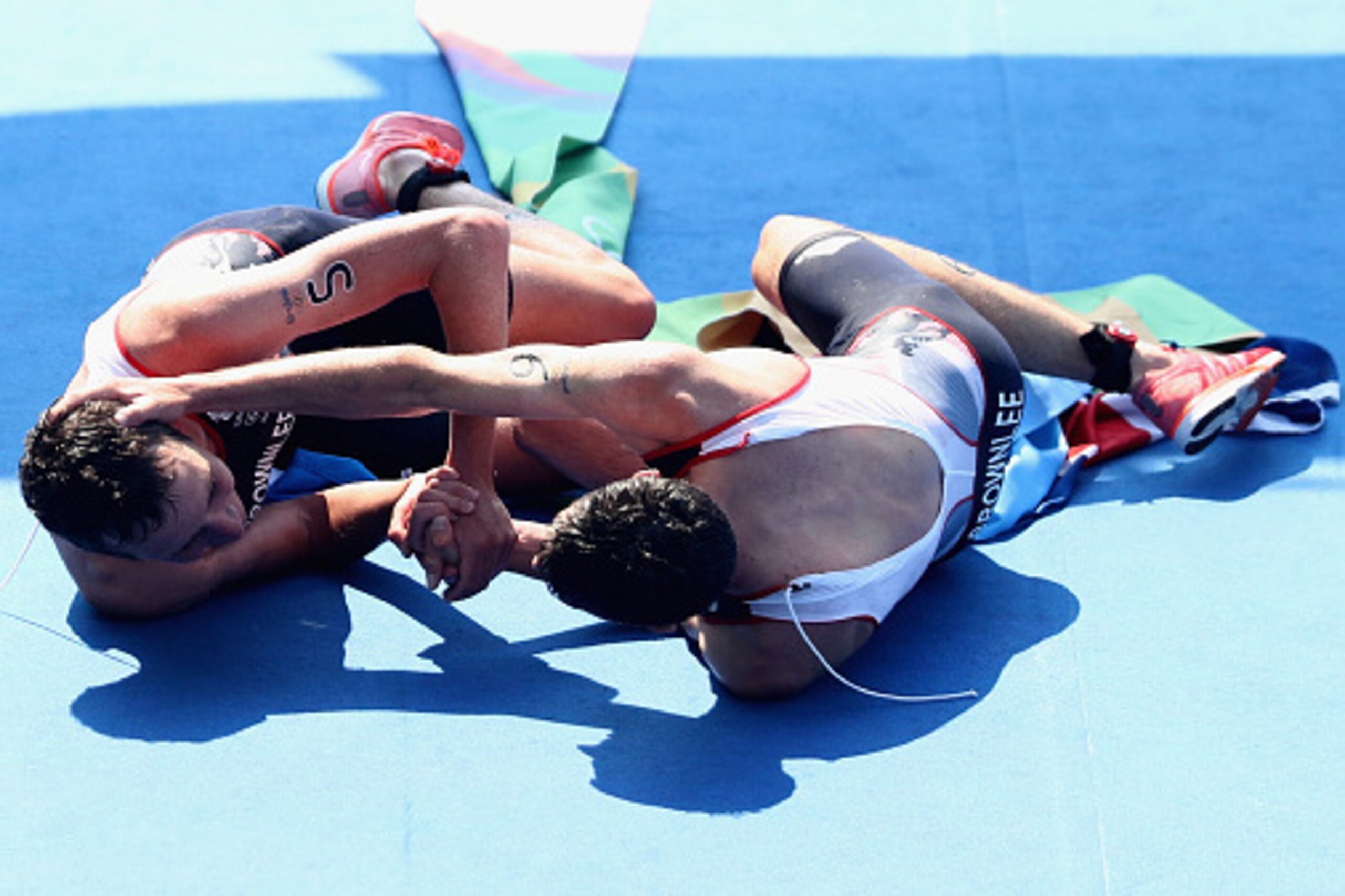 RIO DE JANEIRO, BRAZIL - AUGUST 18:  Alistair Brownlee and Jonathan Brownlee of Great Britain celebrate during the Men's Triathlon at Fort Copacabana on Day 13 of the 2016 Rio Olympic Games on August 18, 2016 in Rio de Janeiro, Brazil.  (Photo by Bryn Len