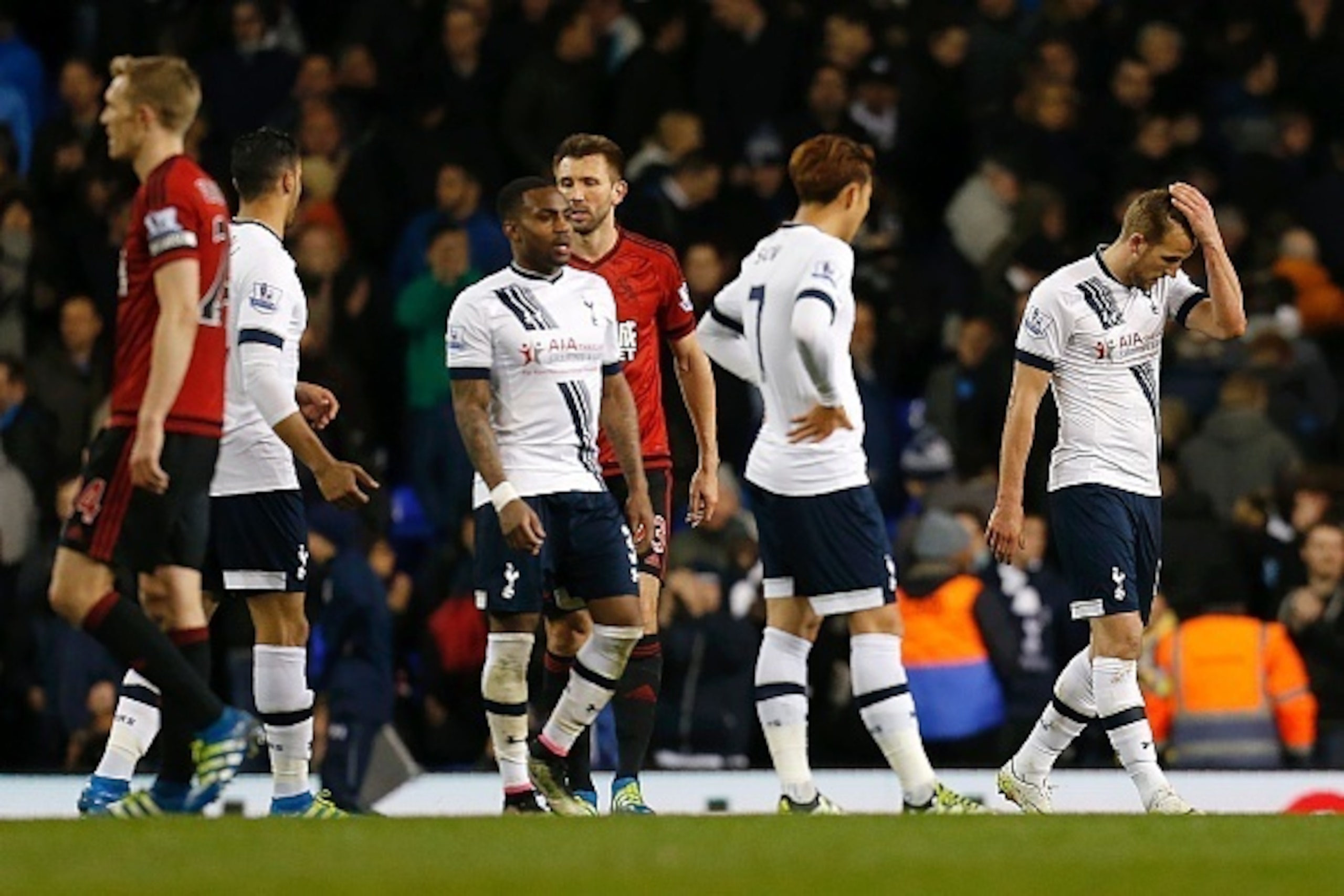 Tottenham Hotspur's English striker Harry Kane (R) gestures after a 1-1 draw during the English Premier League football match between Tottenham Hotspur and West Bromwich Albion at White Hart Lane in London, on April 25, 2016. / AFP / IKimages / RESTRICTED