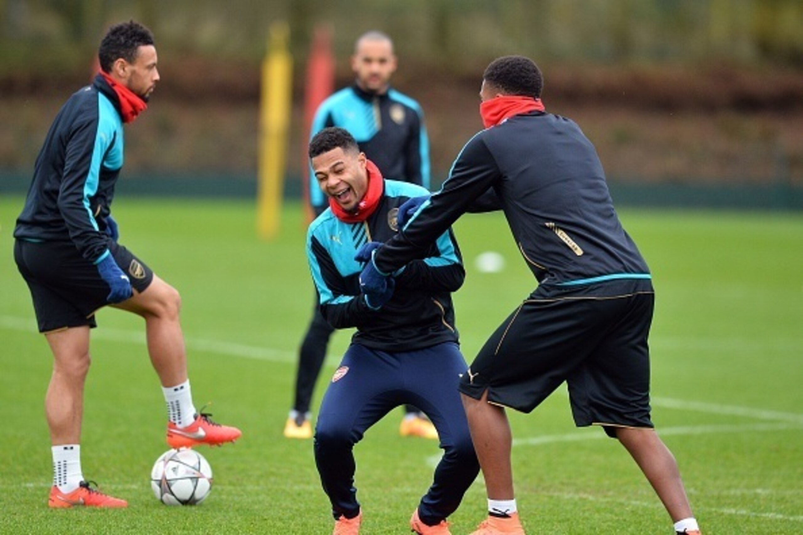 Arsenal's German midfielder Serge Gnabry (2nd R) and Nigerian player Alex Iwobi (R) take part in a training session ahead of the UEFA Champions League round of 16 1st leg football match against Barcelona at Arsenal's London Colney training ground on Febru