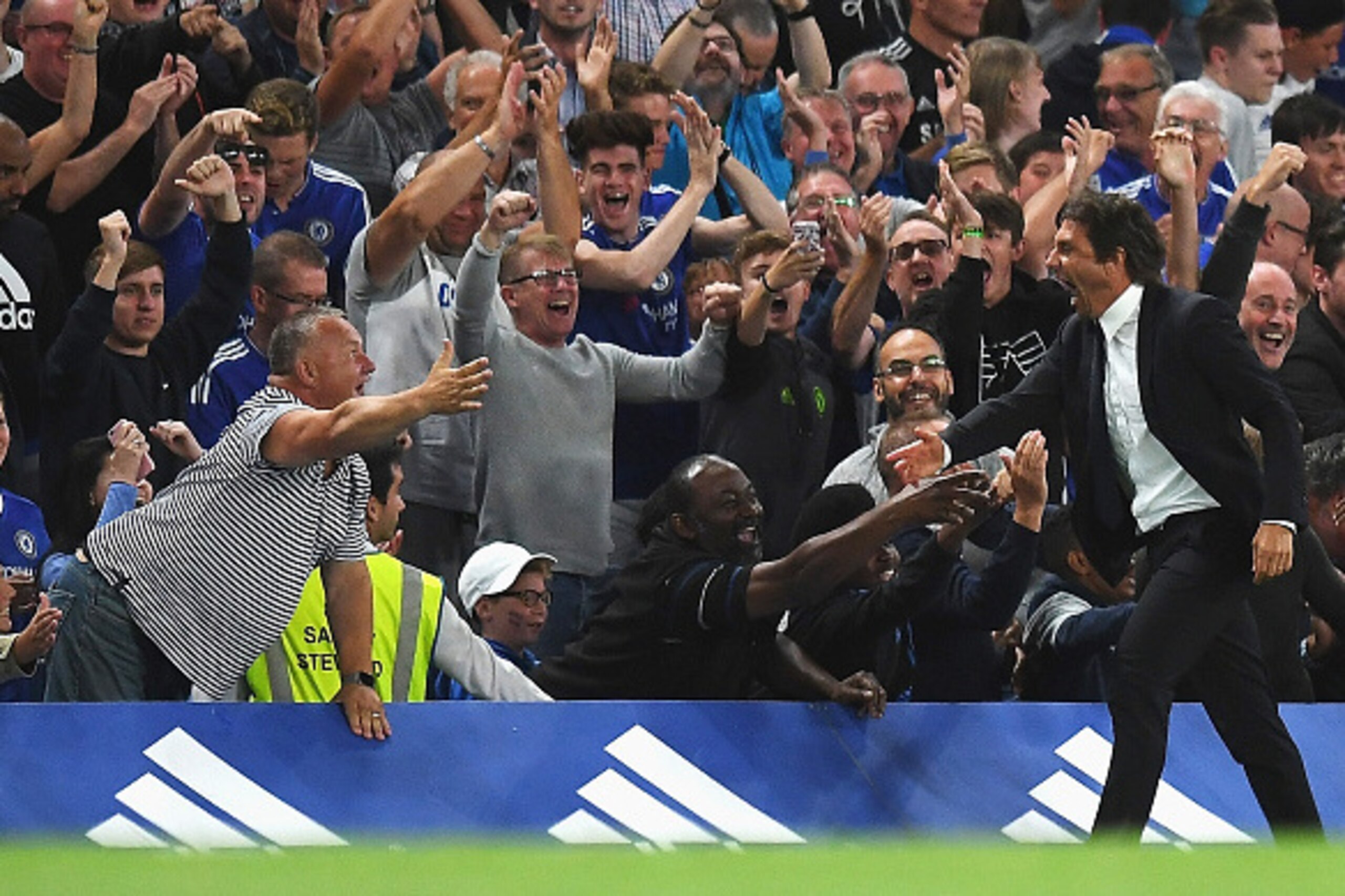 LONDON, ENGLAND - AUGUST 15:  Antonio Conte, Manager of Chelsea celebrates the goal scored by Diego Costa of Chelsea during the Premier League match between Chelsea and West Ham United at Stamford Bridge on August 15, 2016 in London, England.  (Photo by M