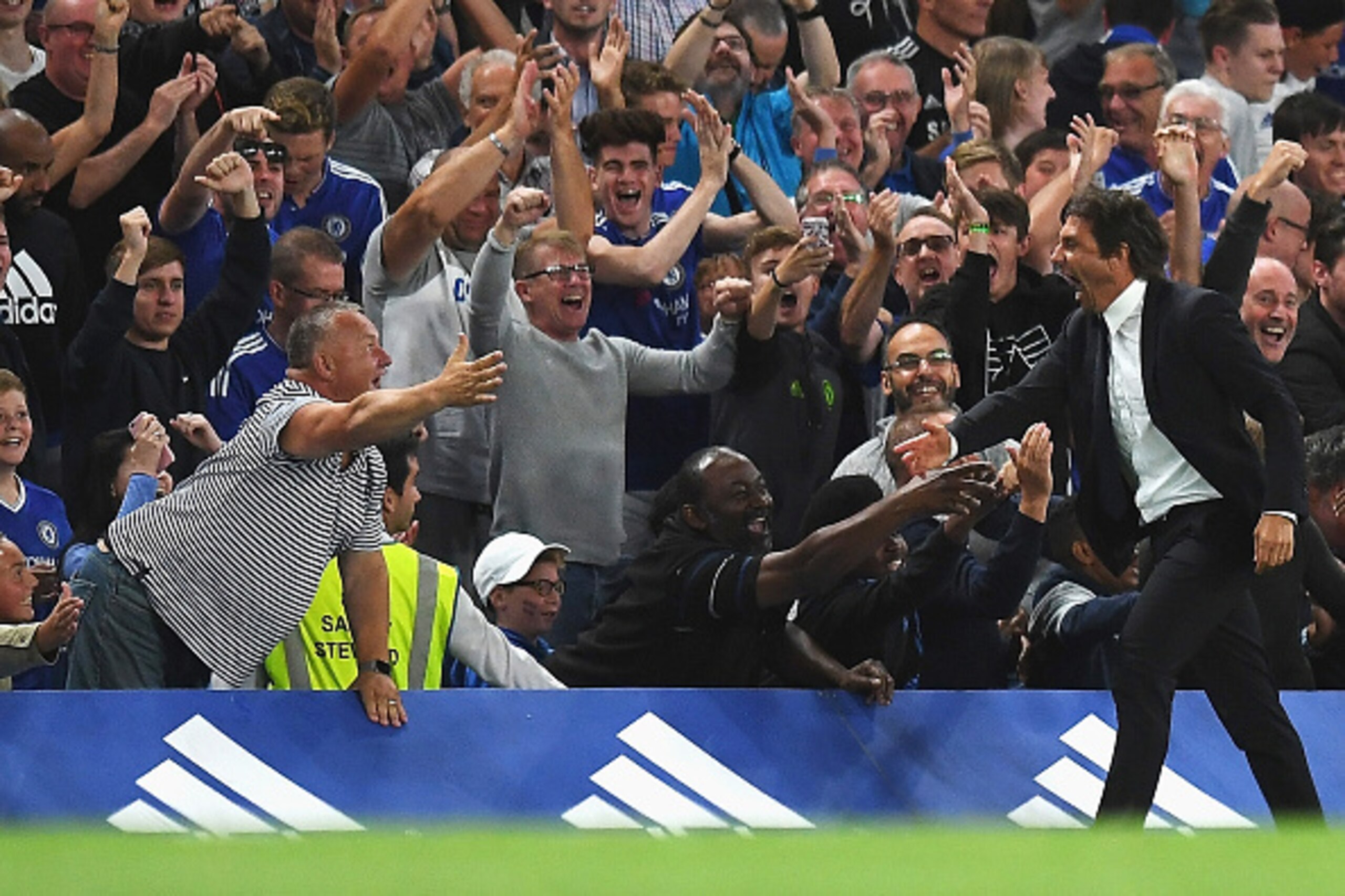 LONDON, ENGLAND - AUGUST 15:  Antonio Conte, Manager of Chelsea celebrates the goal scored by Diego Costa of Chelsea during the Premier League match between Chelsea and West Ham United at Stamford Bridge on August 15, 2016 in London, England.  (Photo by M