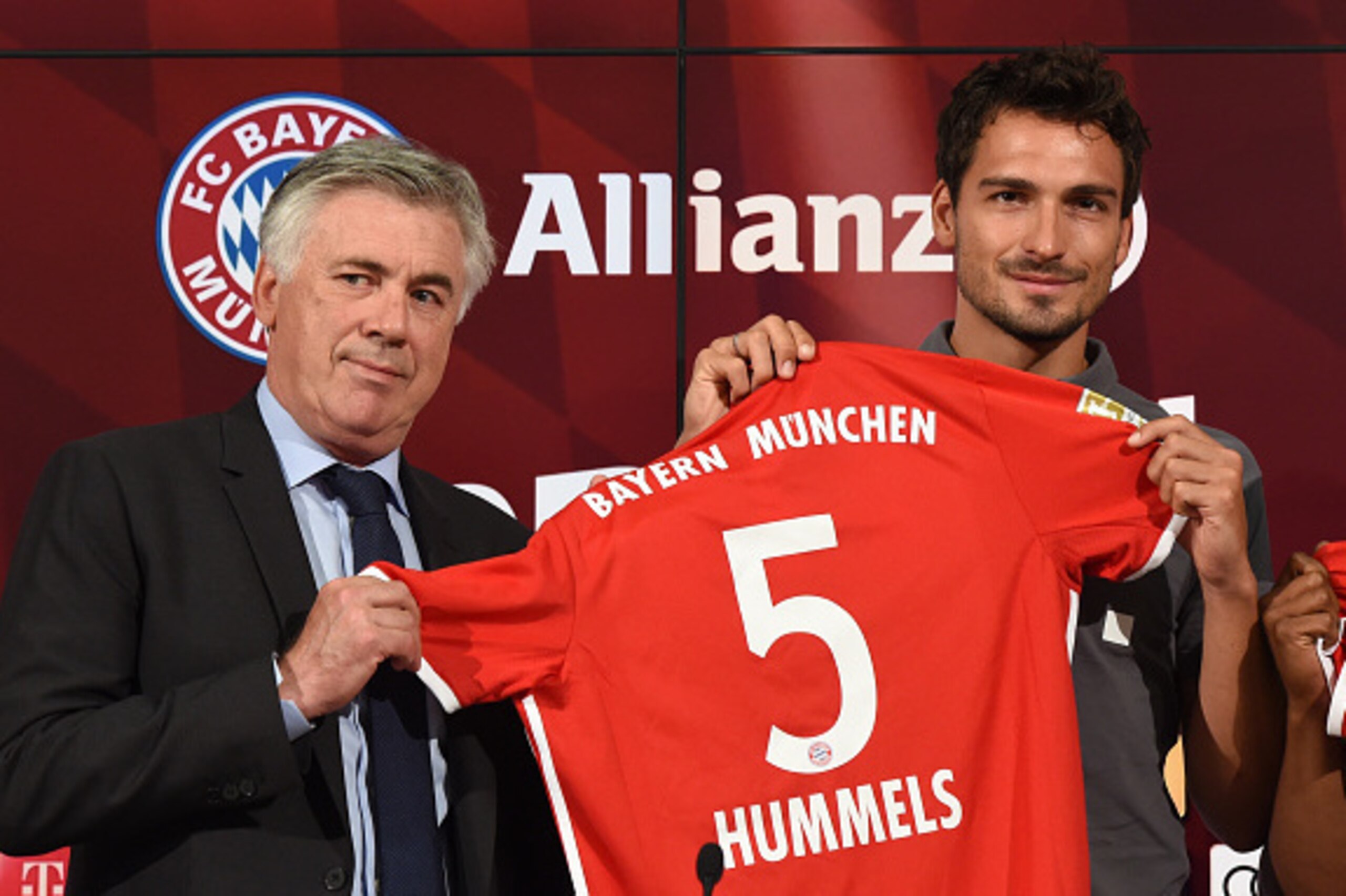 (L-R) Bayern Munich's Italian headcoach Carlo Ancelotti and Bayern Munich's defender Mats Hummels pose after a press conference presenting new players of the German first division Bundesliga club FC Bayern Munich in the stadium in Munich, southern Germany