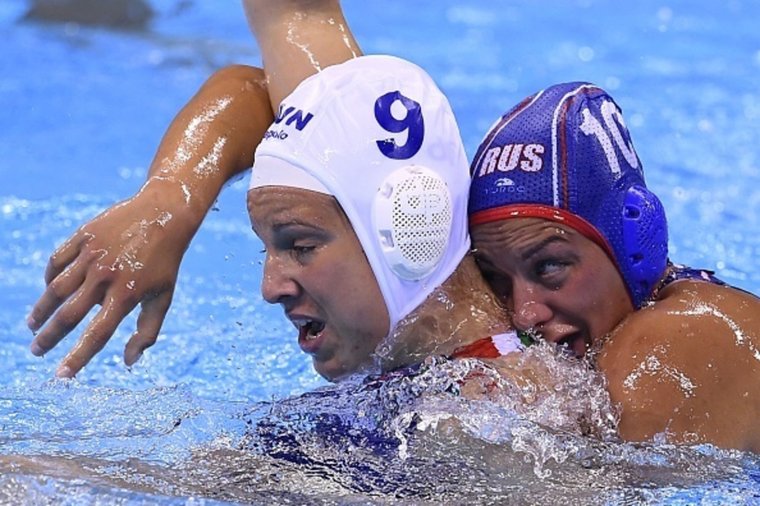 Hungary's Ildiko Toth (L) vies with Russia's Evgeniia Soboleva during their Rio 2016 Olympic Games waterpolo Bronze medal match on August 19, 2016 at the Olympic Aquatics Stadium in Rio de Janeiro.   / AFP / GABRIEL BOUYS        (Photo credit should read 