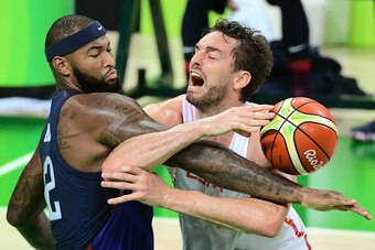 TOPSHOT - USA's centre DeMarcus Cousins (L) defends against Spain's centre Pau Gasol during a Men's semifinal basketball match between Spain and USA at the Carioca Arena 1 in Rio de Janeiro on August 19, 2016 during the Rio 2016 Olympic Games. / AFP / EMM
