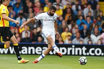 Chelsea's Brazilian-born Spanish striker Diego Costa (R) shoots to score their scond goal during the English Premier League football match between Watford and Chelsea at Vicarage Road Stadium in Watford, north of London on August 20, 2016. / AFP / Ian Kin