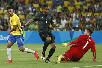 Germany's goalkeeper Timo Horn (R) and Germany's midfielder Jeremy Toljan (C) defend the goal against Brazil's forward Gabriel Jesus (L) during the Rio 2016 Olympic Games men's football gold medal match between Brazil and Germany at the Maracana stadium i