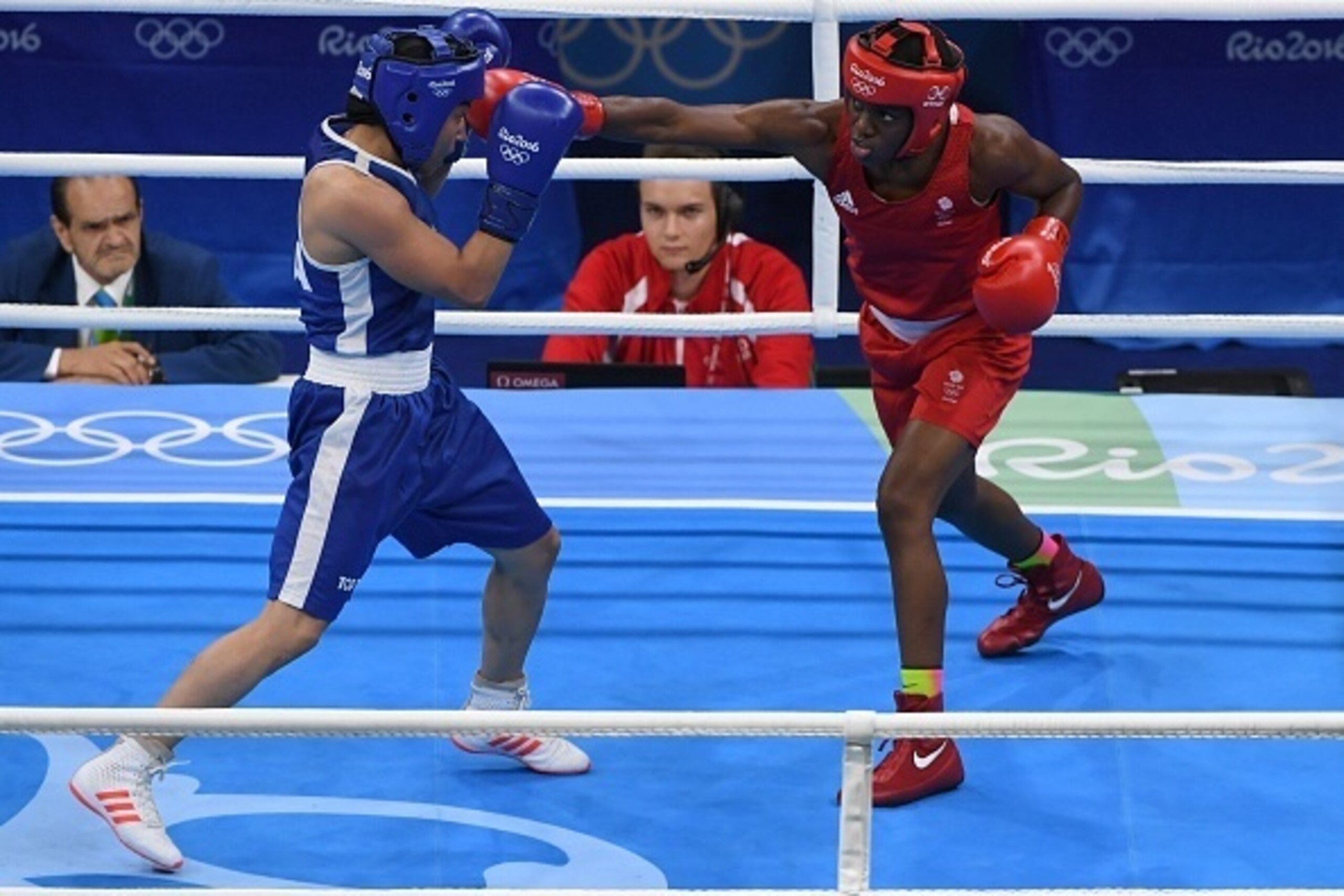 Great Britain's Nicola Adams (red) fights France's Sarah Ourahmoune (blue) during the Women's Fly (48-51kg) Final Bout at the Rio 2016 Olympic Games at the Riocentro - Pavilion 6 in Rio de Janeiro on August 20, 2016.   / AFP / GOH Chai Hin        (Photo c