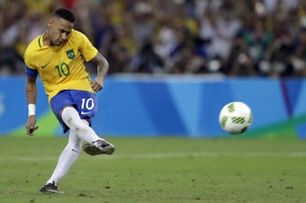 Neymar scores the decisive penalty kick.