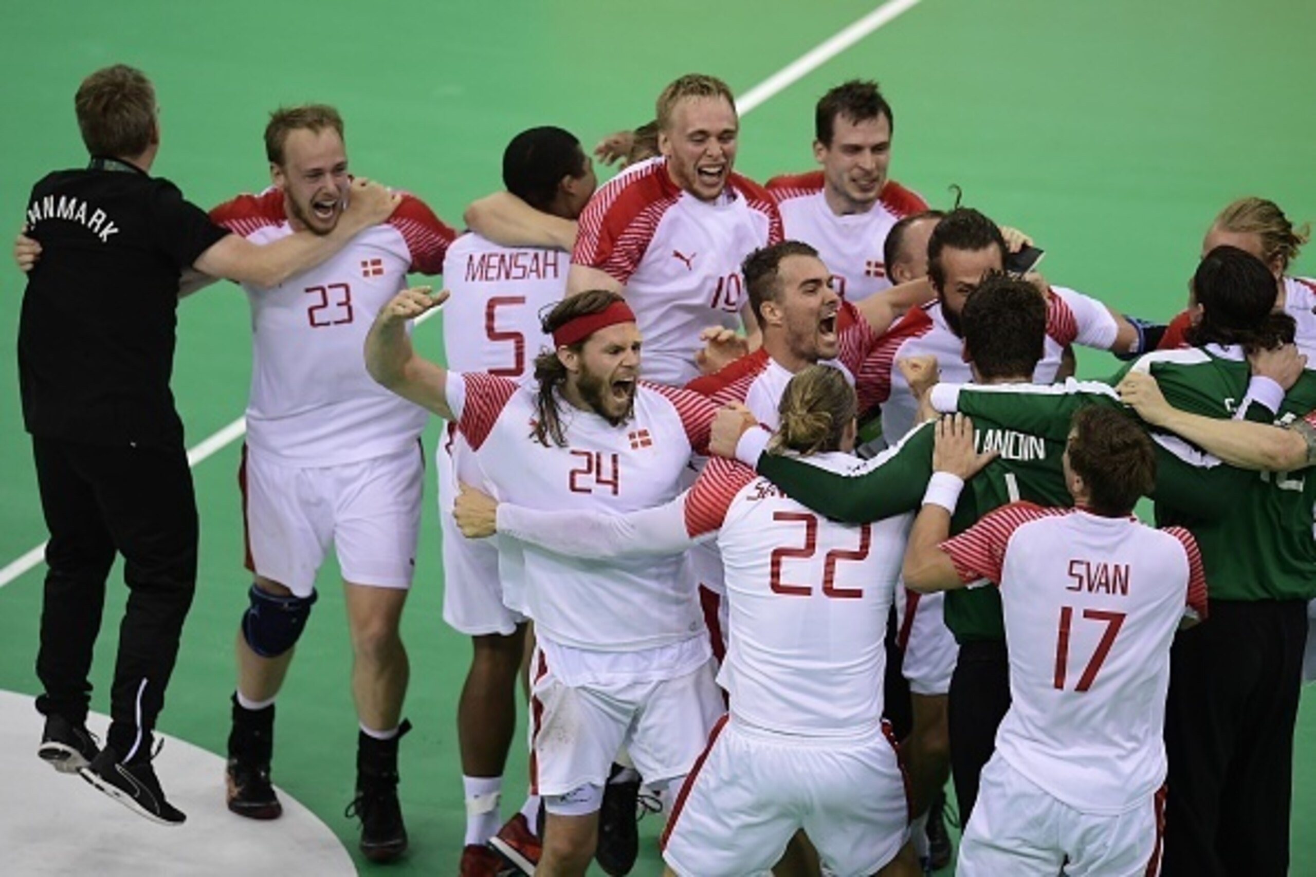 Danish players celebrate their victory and qualification for the final at the end of the men's semifinal handball match Poland vs Denmark for the Rio 2016 Olympics Games at the Future Arena in Rio on August 19, 2016. / AFP / afp / JAVIER SORIANO        (P