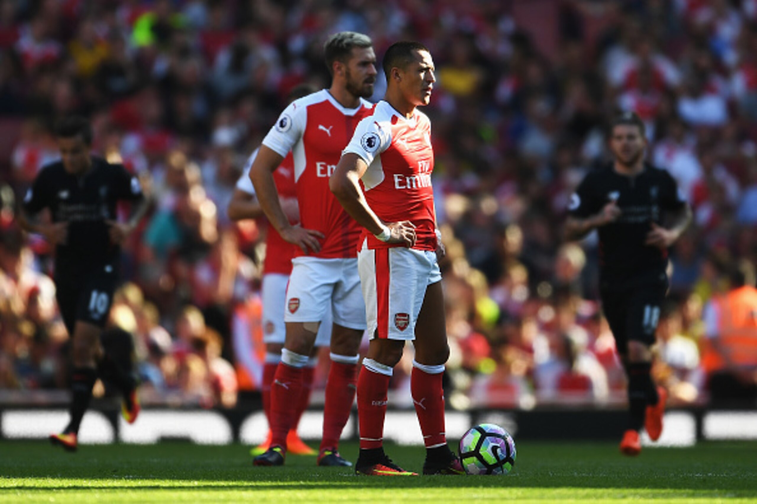 LONDON, ENGLAND - AUGUST 14:  Alexis Sanchez of Arsenal looks dejected during the Premier League match between Arsenal and Liverpool at Emirates Stadium on August 14, 2016 in London, England.  (Photo by Mike Hewitt/Getty Images)