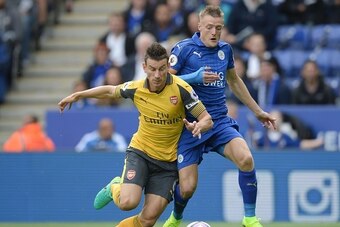 Arsenal's French defender Laurent Koscielny (L) tackles Leicester City's English striker Jamie Vardy (R) in the area during the English Premier League football match between Leicester City and Arsenal at King Power Stadium in Leicester, central England on
