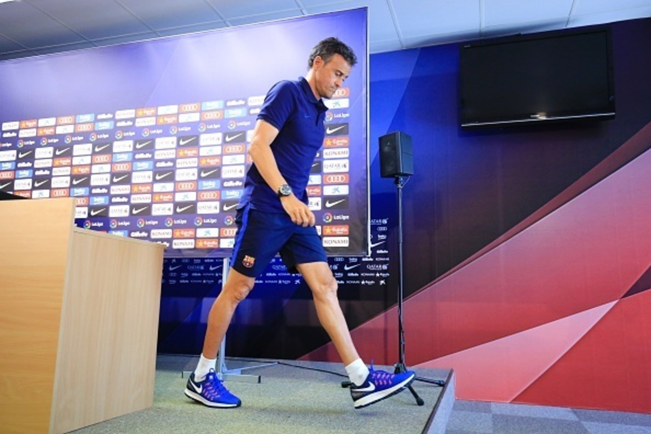Barcelona's coach Luis Enrique Martinez leaves after a press conference after a training session at the Sports Center FC Barcelona Joan Gamper in Sant Joan Despi, near Barcelona on August 19, 2016 / AFP / PAU BARRENA        (Photo credit should read PAU B