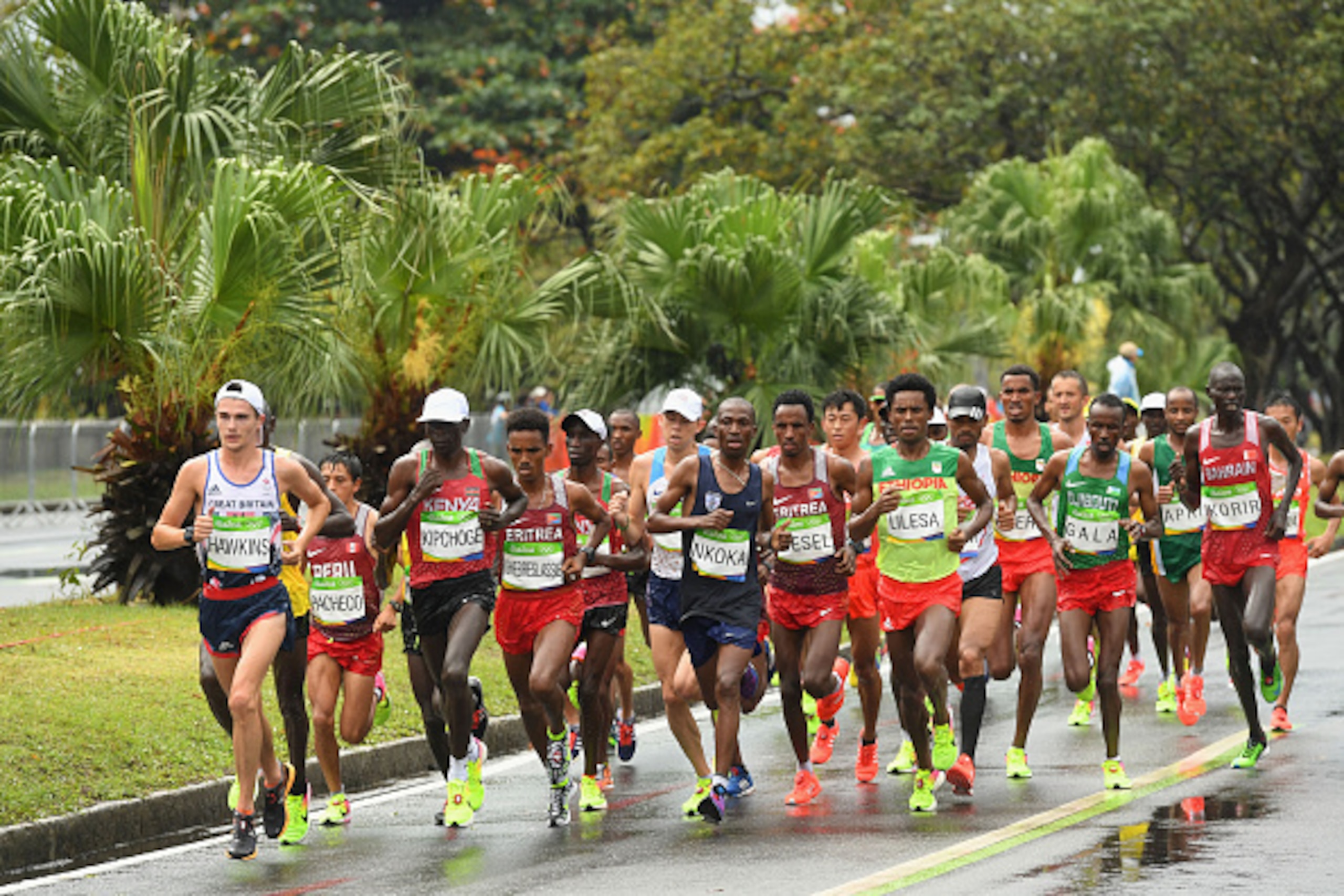 RIO DE JANEIRO, BRAZIL - AUGUST 21:  Eliud Kipchoge of Kenya and Callum Hawkins of Great Britain compete during the Men's Marathon on Day 16 of the Rio 2016 Olympic Games at Sambodromo on August 21, 2016 in Rio de Janeiro, Brazil.  (Photo by Quinn Rooney/