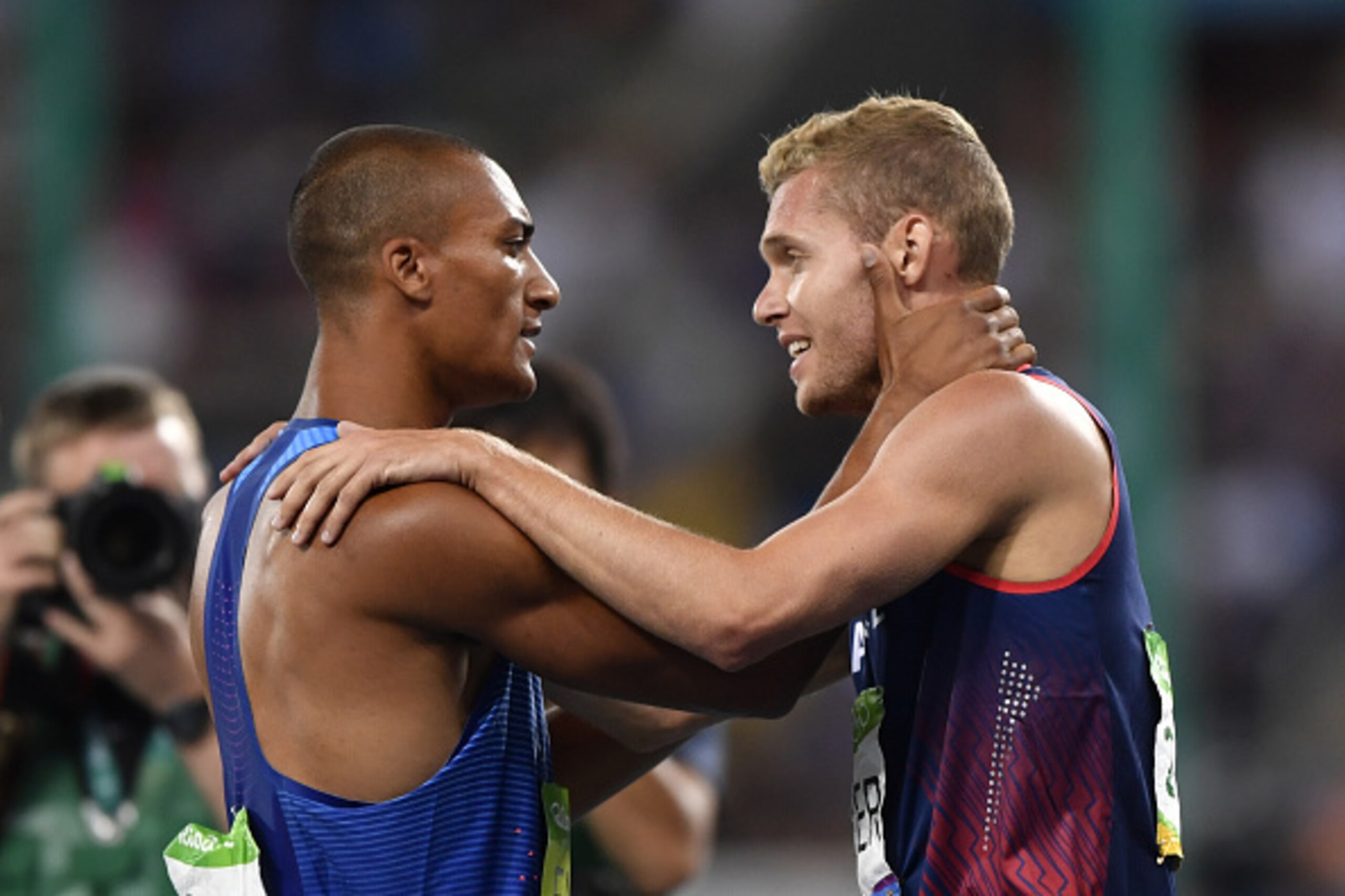 USA's Ashton Eaton (L) hugs France's Kevin Mayer after the Men's Decathlon 1500m during the athletics event at the Rio 2016 Olympic Games at the Olympic Stadium in Rio de Janeiro on August 18, 2016.   / AFP / Fabrice COFFRINI        (Photo credit should r