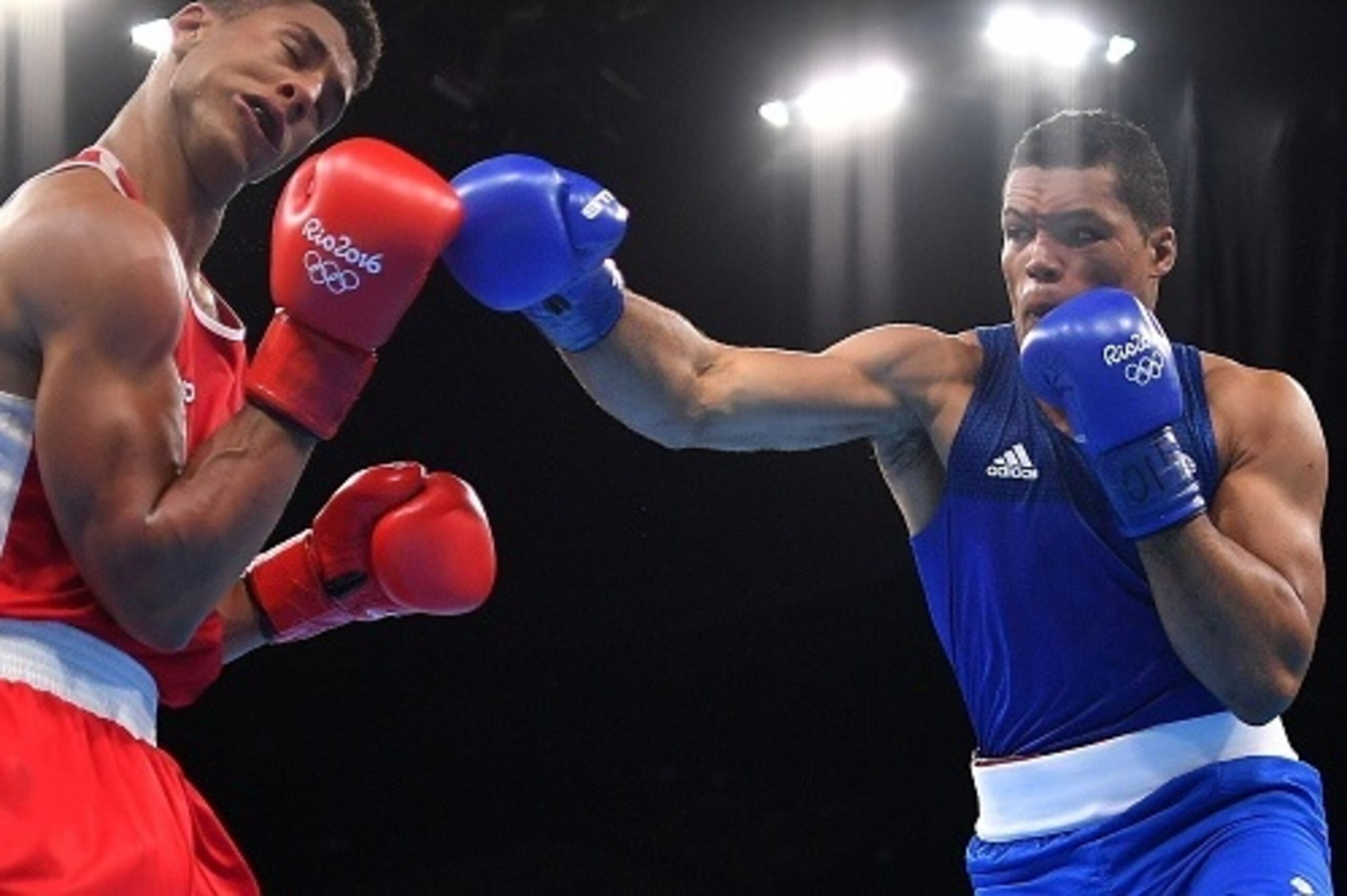 France's Tony Victor James Yoka (red) fights against Great Britain's Joe Joyce (blue) during the Men's Super Heavy (+91kg) Final Bout at the Rio 2016 Olympic Games at the Riocentro - Pavilion 6 in Rio de Janeiro on August 21, 2016.  
France's Tony Victor 