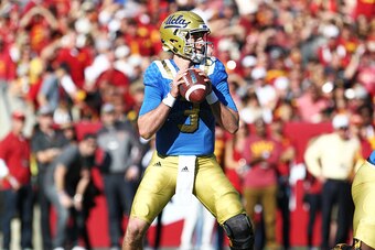 LOS ANGELES, CA - NOVEMBER 28:  Josh Rosen #3 of the UCLA Bruins looking to past the ball against the USC Trojans a 40-21 Trojan win over the UCLA Bruins in a NCAA PAC12 college football game at Los Angeles Memorial Coliseum on November 28, 2015 in Los An