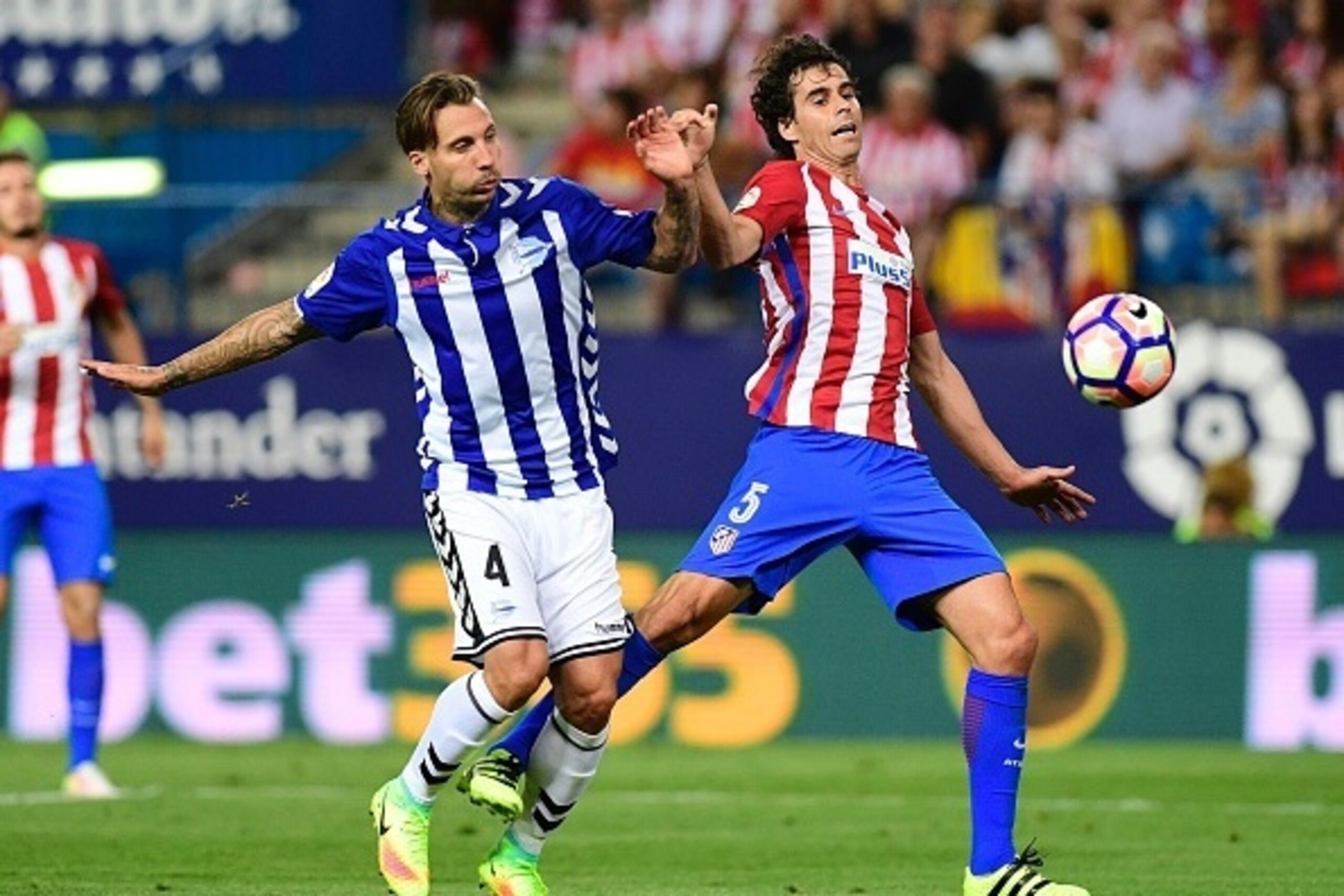 Atletico Madrid's Portuguese midfielder Tiago (R) vies with Deportivo Alaves' defender Alexis during the Spanish league football match Club Atletico de Madrid vs Deportivo Alaves at the Vicente Calderon stadium in Madrid on Ausgut 21, 2016. / AFP / PIERRE Atletico Madrid's Portuguese midfielder Tiago (R) vies with Deportivo Alaves' defender Alexis during the Spanish league football match Club Atletico de Madrid vs Deportivo Alaves at the Vicente Calderon stadium in Madrid on Ausgut 21, 2016. / AFP / PIERRE