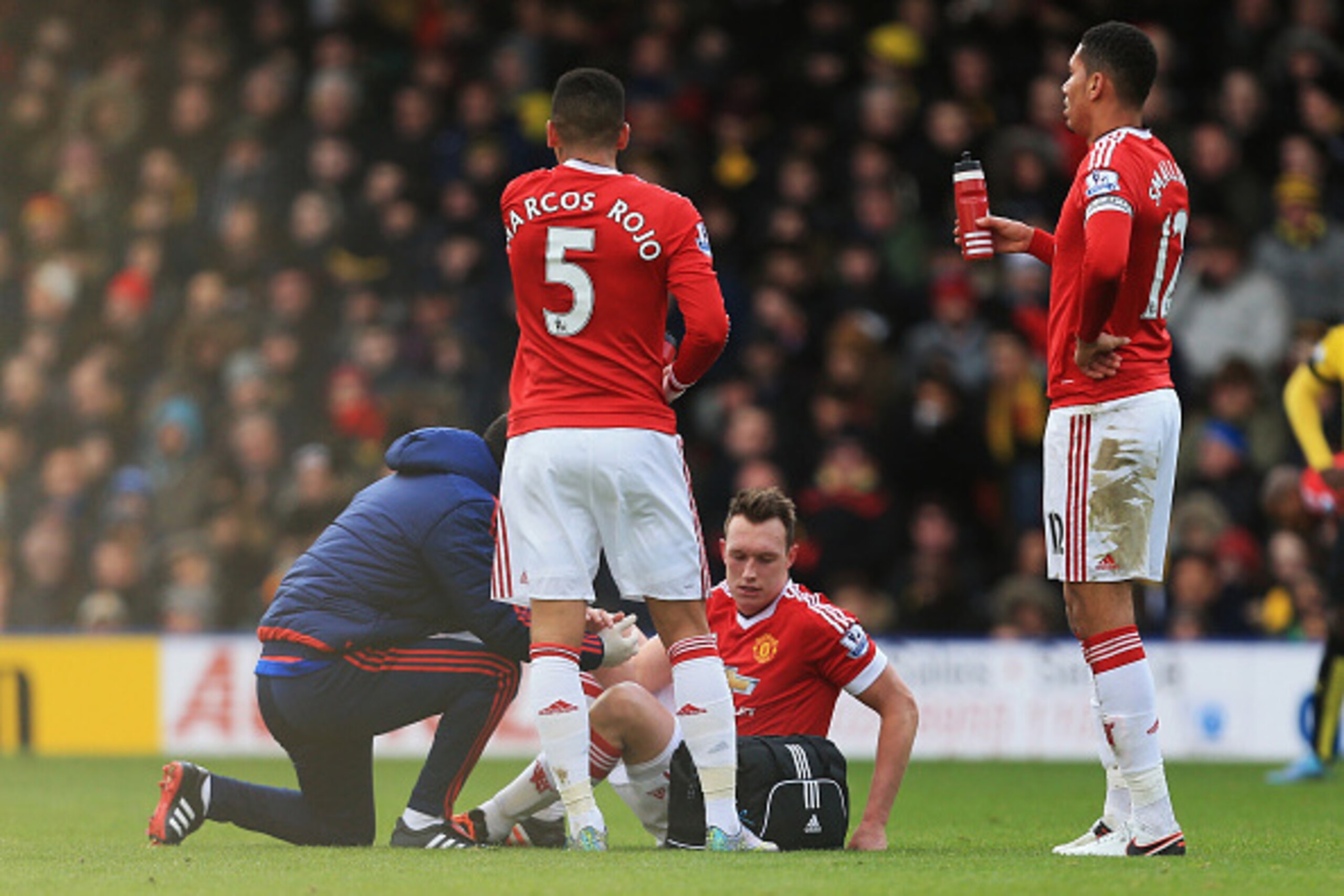 WATFORD, ENGLAND - NOVEMBER 21:  Phil Jones (2nd R) of Manchester United receives medical treatment during the Barclays Premier League match between Watford and Manchester United at Vicarage Road on November 21, 2015 in Watford, England.  (Photo by Stephe
