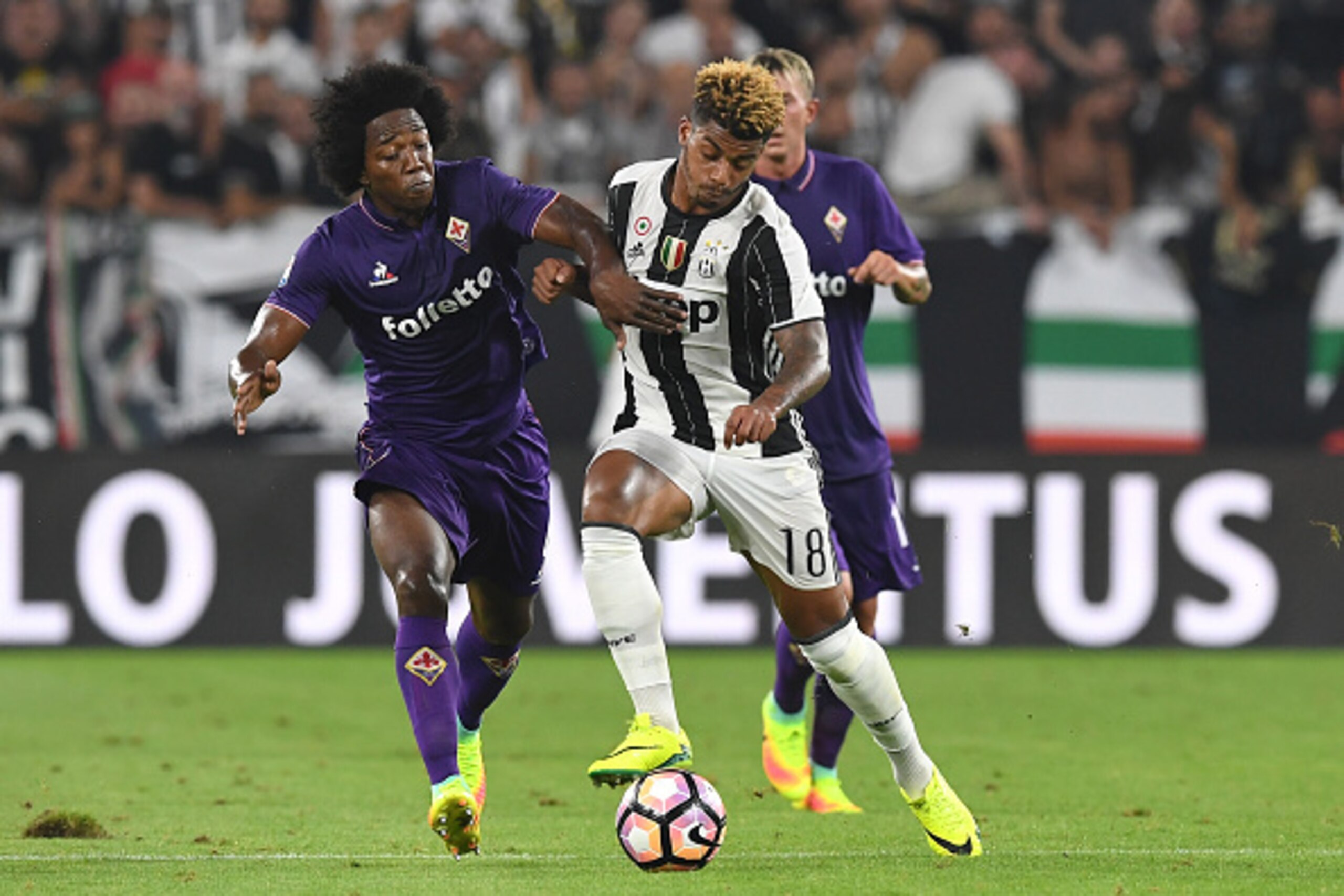 TURIN, ITALY - AUGUST 20:  Mario Lemina (R) of Juventus FC is challenged by Carlos Sanchez of ACF Fiorentina during the Serie A match between Juventus FC and ACF Fiorentina at Juventus Arena on August 20, 2016 in Turin, Italy.  (Photo by Valerio Pennicino