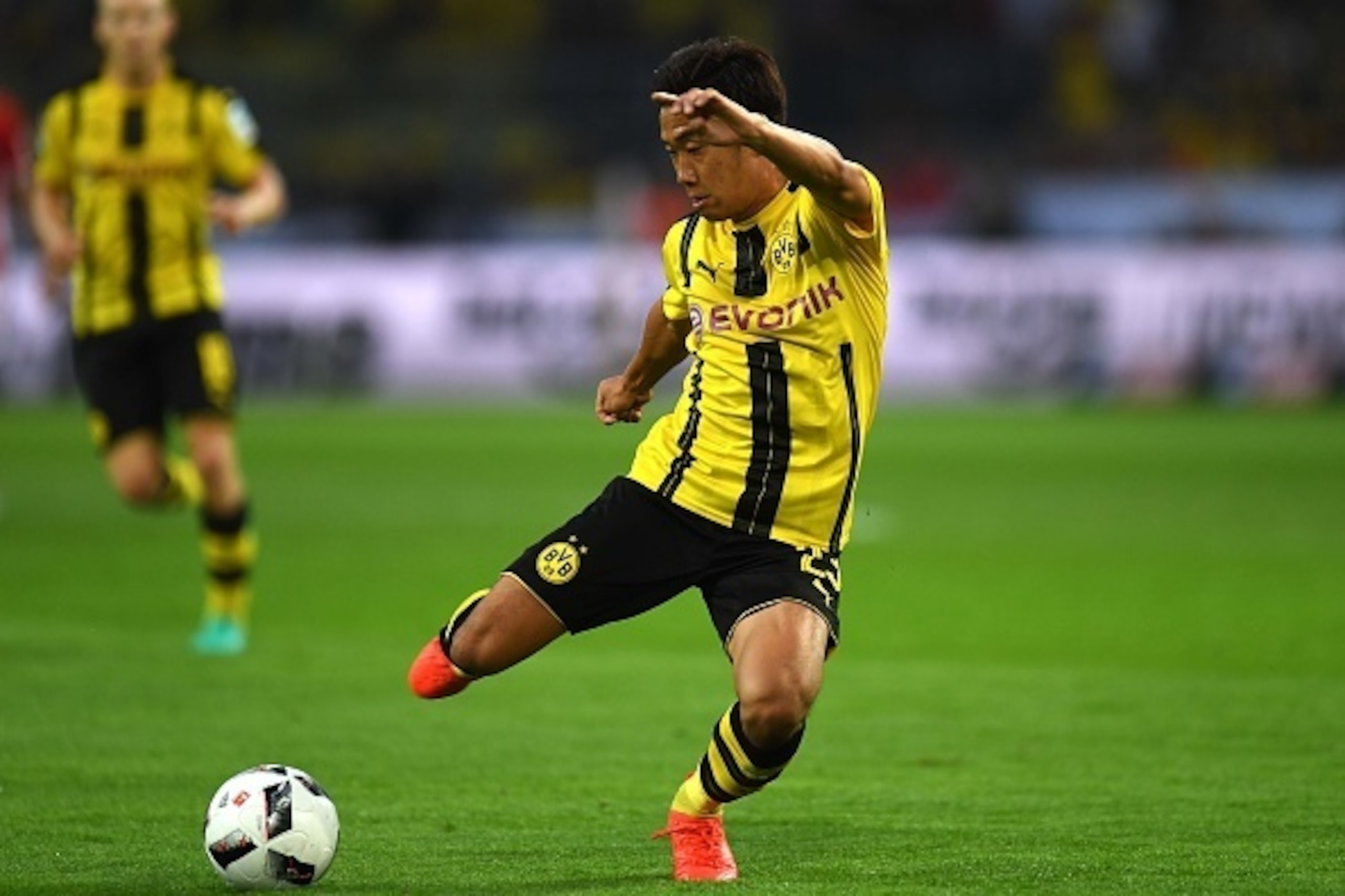 Dortmund's Japanese midfielder Shinji Kagawa vies for the ball during the German Super Cup football match final Borussia Dortmund vs FC Bayern Munich in Dortmund on August 14, 2016. / AFP / PATRIK STOLLARZ / RESTRICTIONS: DURING MATCH TIME: DFL RULES TO L