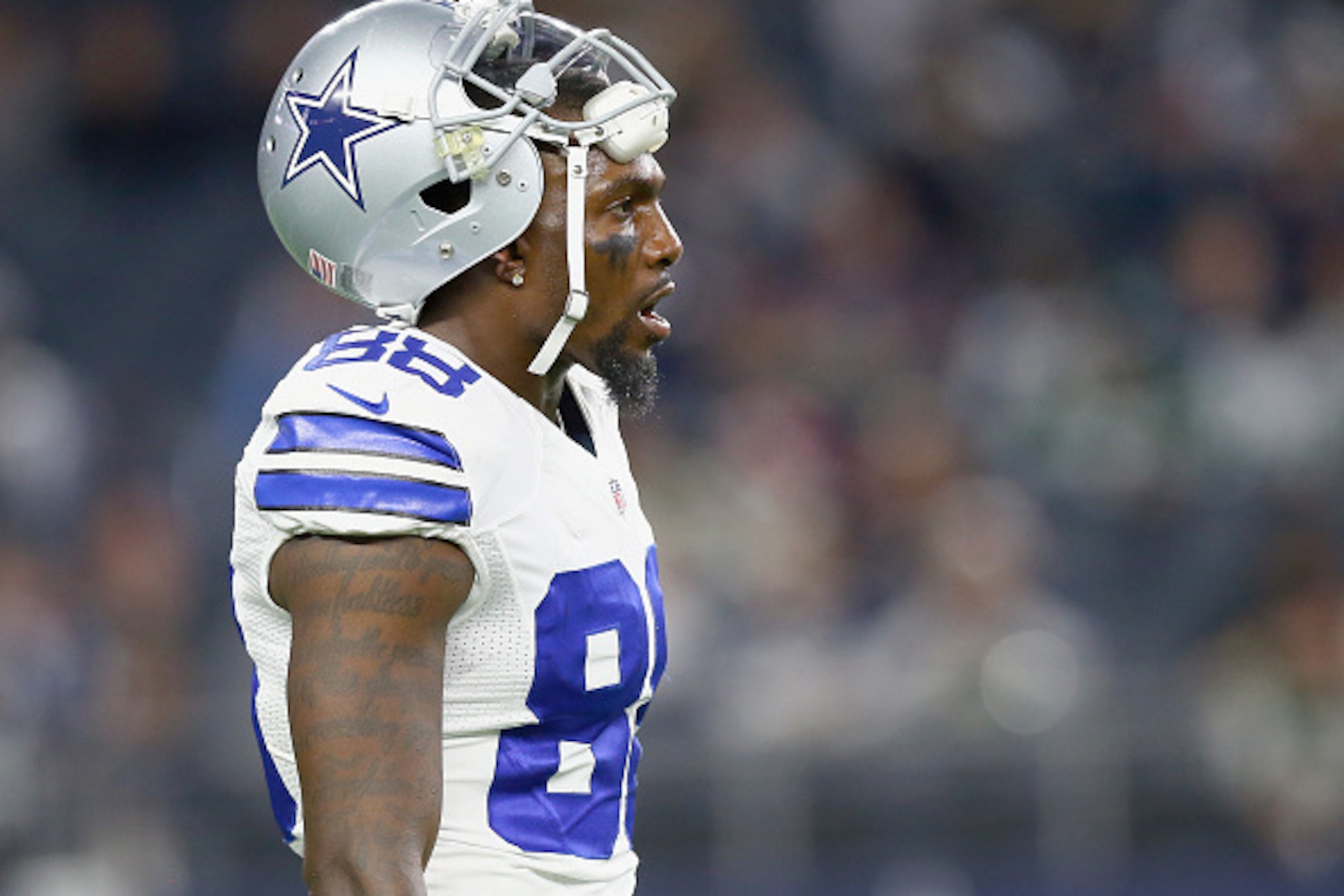 ARLINGTON, TX - DECEMBER 19:  Dez Bryant #88 of the Dallas Cowboys prepares to take on the New York Jets at AT&T Stadium on December 19, 2015 in Arlington, Texas.  (Photo by Tom Pennington/Getty Images)