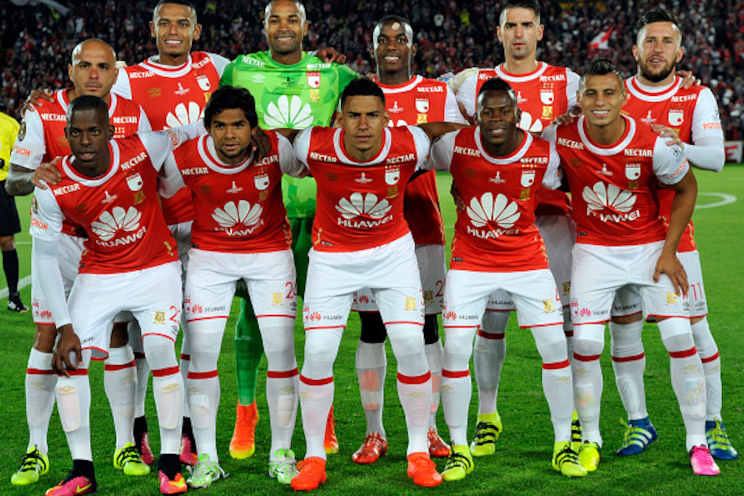 Colombia's Santa Fe team pose for a picture during the Recopa Sudamericana 2016 first final football match against Argentina's River Plate at Nemesio Camacho 'El Campin' stadium in Bogota, Colombia on August 18, 2016. / AFP / GUILLERMO LEGARIA        (Pho