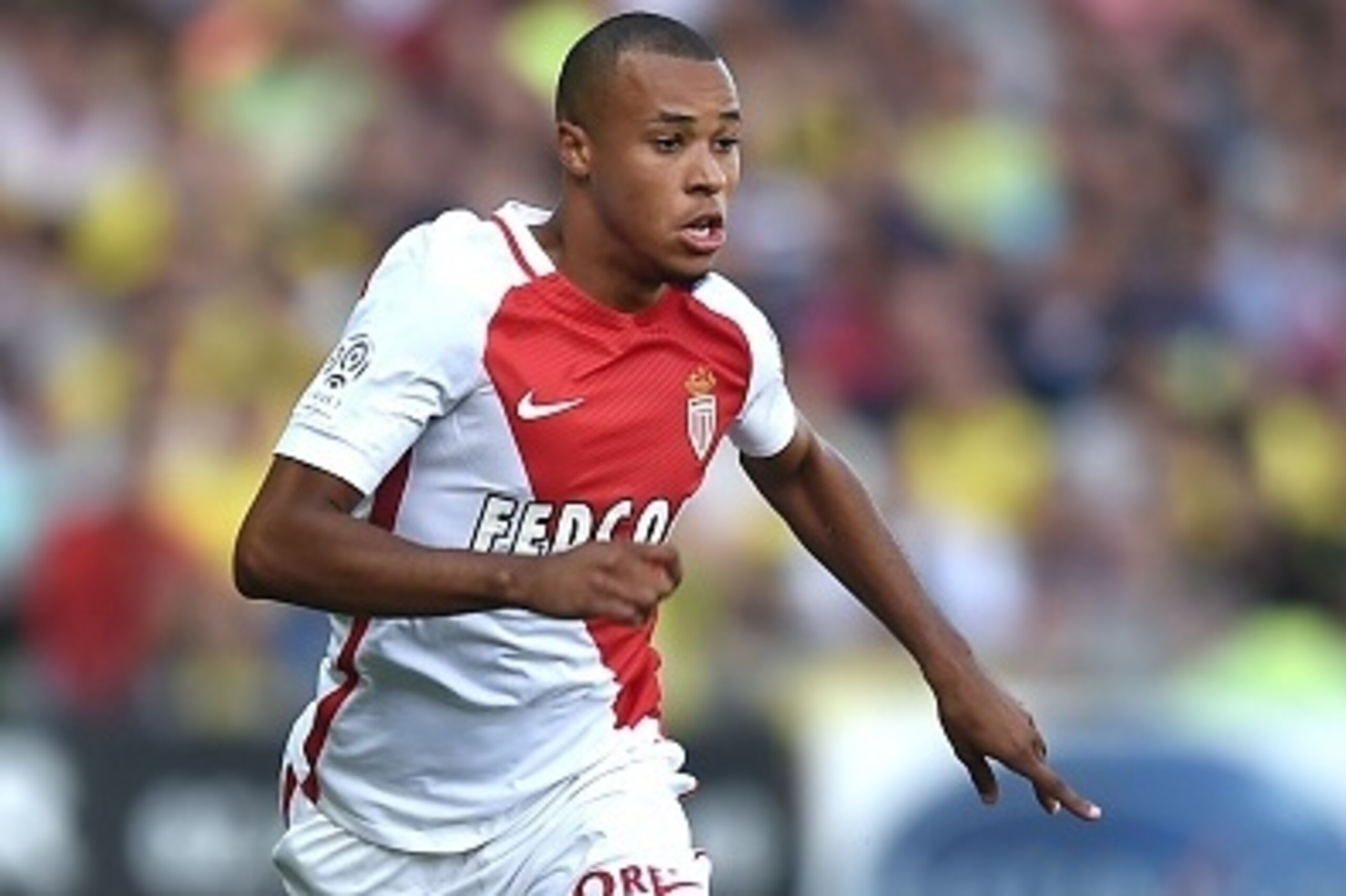 Monaco's French defender Marcel Tisserand runs with the ball during the French L1 football match between FC Nantes and AS Monaco on August 20, 2016 at the Beaujoire Stadium in Nantes, western France. / AFP / JEAN-SEBASTIEN EVRARD        (Photo credit shou