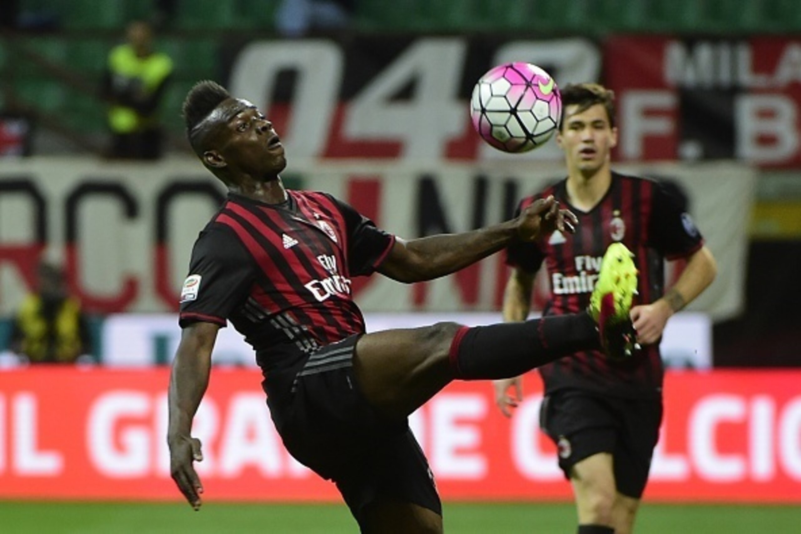 AC Milan's forward from Italy's Mario Balotelli fights for the ball during the Italian Serie A football match AC Milan vs AS Roma on May 14, 2016 at the San Siro Stadium stadium in Milan. / AFP / OLIVIER MORIN        (Photo credit should read OLIVIER MORI