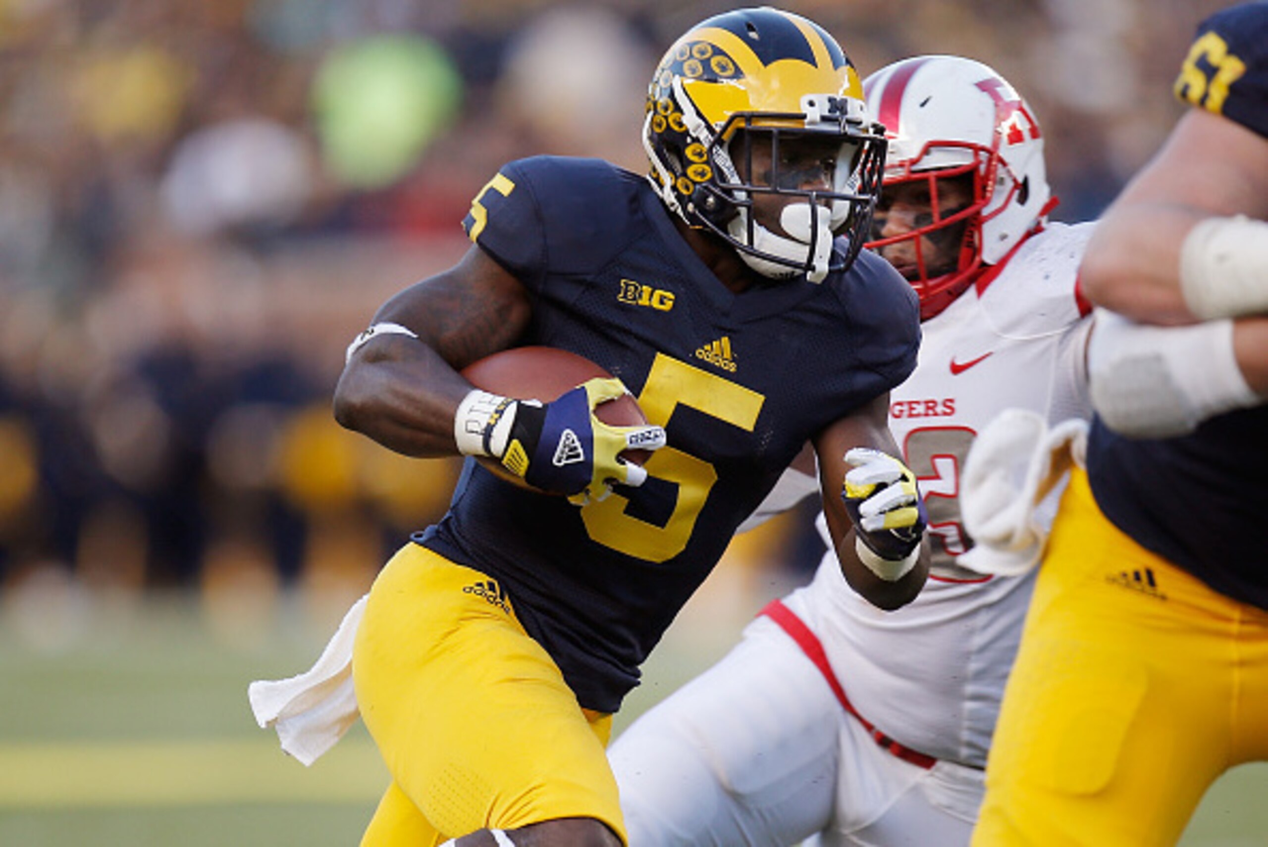 ANN ARBOR, MI - NOVEMBER 07:  Jabrill Peppers #5 of the Michigan Wolverines gets past the tackle of Julian Pinnix-Odrick #53 of the Rutgers Scarlet Knights and runs for a second quarter touchdown on November 7, 2015 at Michigan Stadium in Ann Arbor, Michi