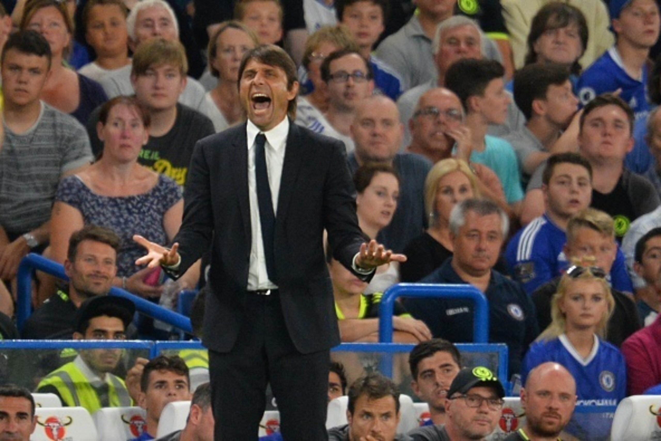 Chelsea's Italian head coach Antonio Conte gestures from the touchline during the English League Cup second round football match between Chelsea and Bristol Rovers at Stamford Bridge in London on August 23, 2016. / AFP / GLYN KIRK / RESTRICTED TO EDITORIA