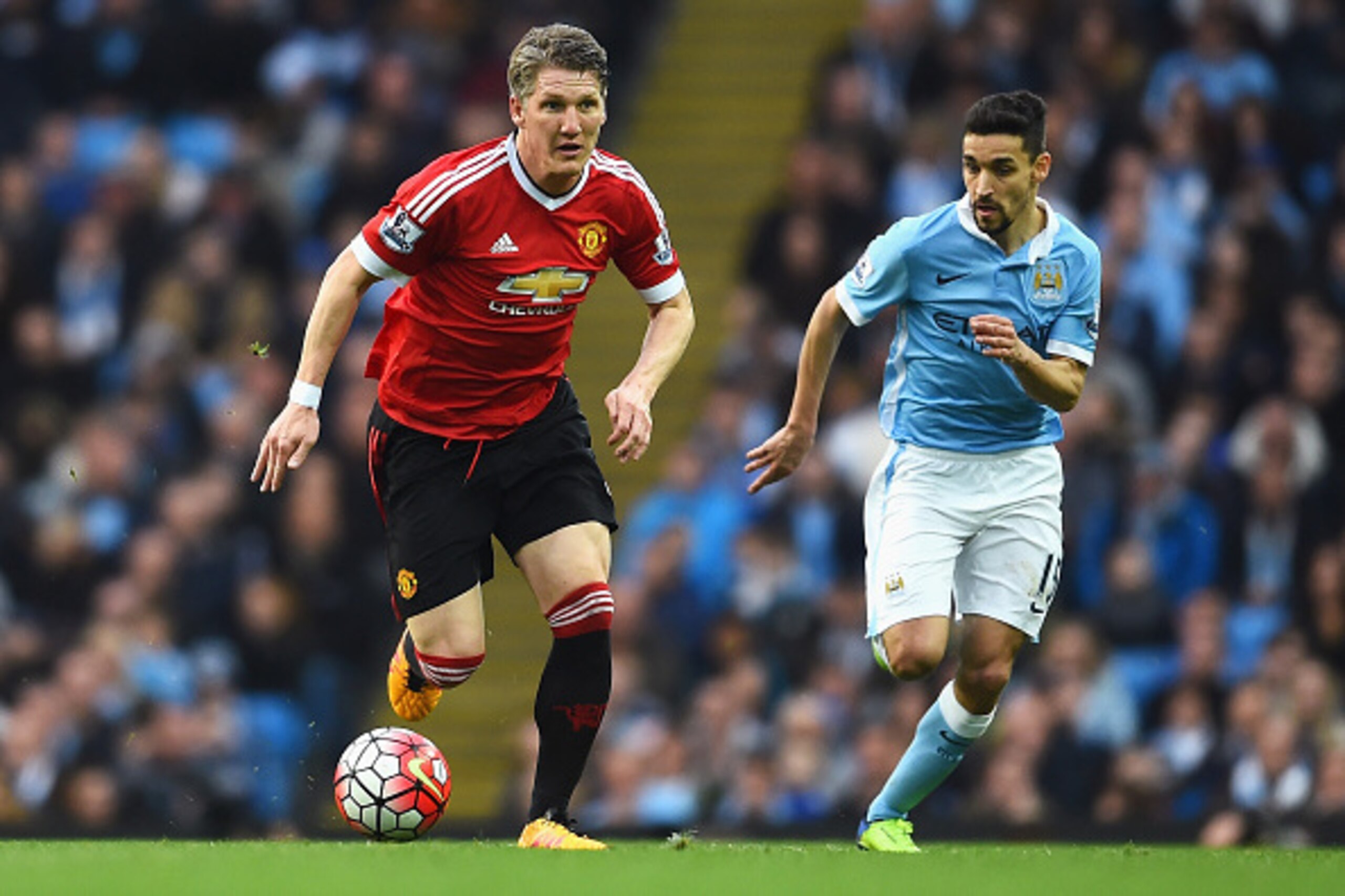 MANCHESTER, ENGLAND - MARCH 20:  Bastian Schweinsteiger of Manchester United is chased by Jesus Navas of Manchester City during the Barclays Premier League match between Manchester City and Manchester United at Etihad Stadium on March 20, 2016 in Manchest