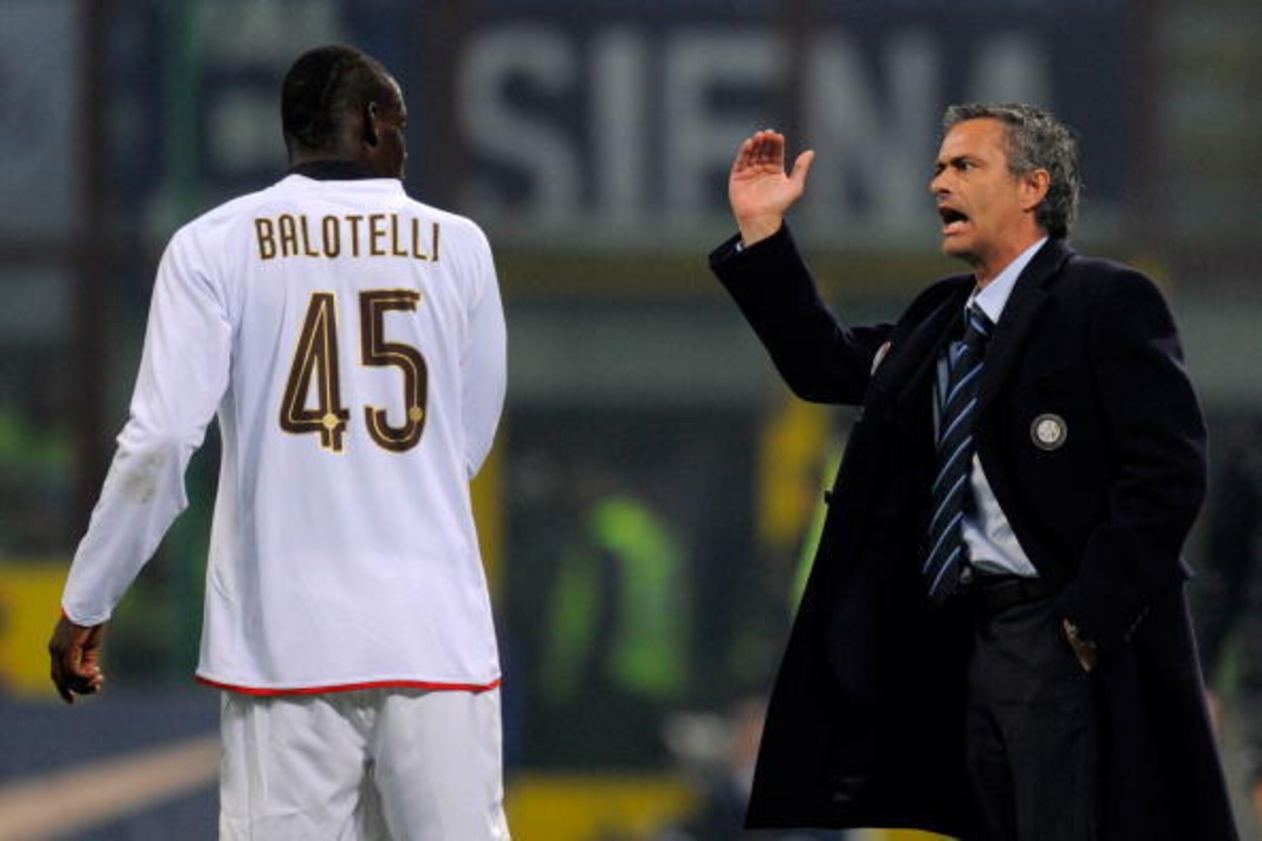 MILAN, ITALY - MARCH 15:  Mario Balotelli receives instruction from Jose Mourinho of Inter during the Serie A match between Inter and Fiorentina at the Meazza Stadio on March 15, 2009 in Milan, Italy. (Photo by New Press/Getty Images)