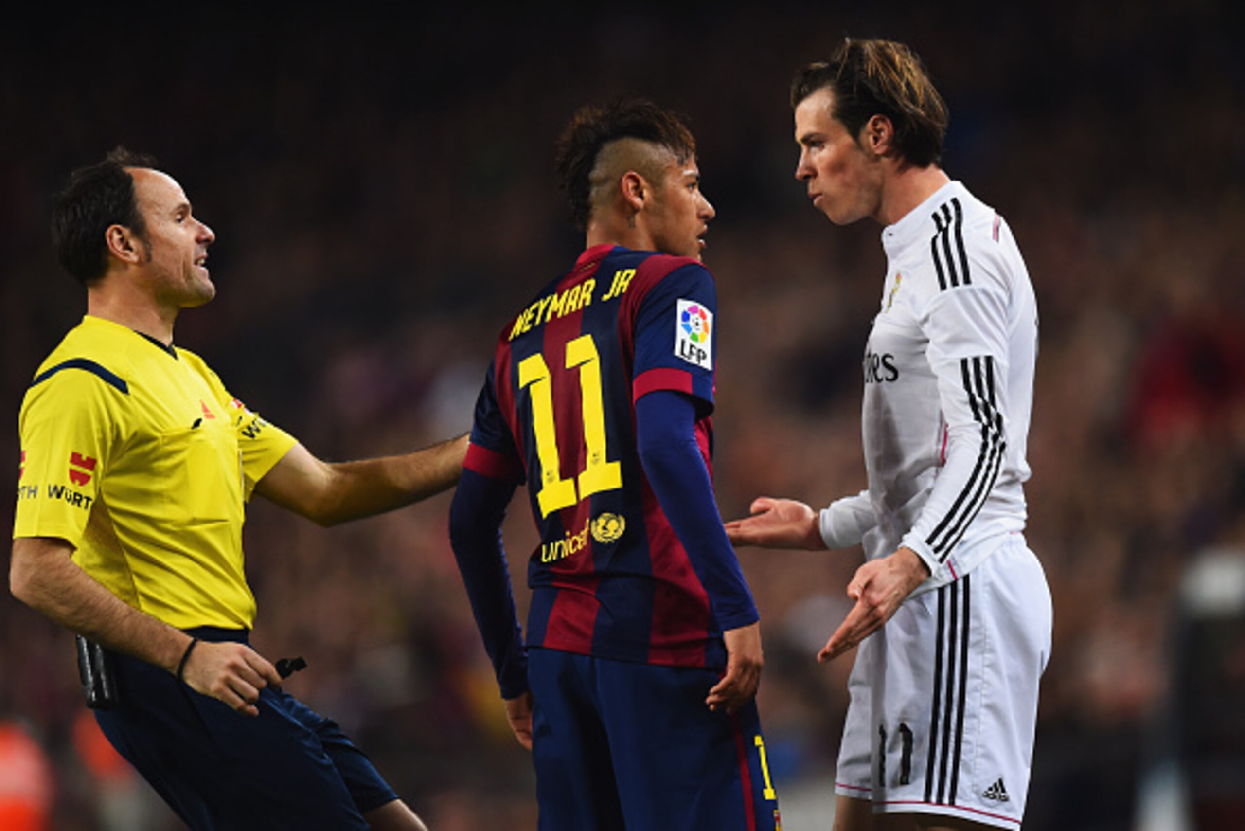 BARCELONA, SPAIN - MARCH 22: Referee Antonio Miguel Mateu Lahoz intervenes as Neymar of Barcelona and Gareth Bale of Real Madrid CF clash during the La Liga match between FC Barcelona and Real Madrid CF at Camp Nou on March 22, 2015 in Barcelona, Spain. BARCELONA, SPAIN - MARCH 22: Referee Antonio Miguel Mateu Lahoz intervenes as Neymar of Barcelona and Gareth Bale of Real Madrid CF clash during the La Liga match between FC Barcelona and Real Madrid CF at Camp Nou on March 22, 2015 in Barcelona, Spain.