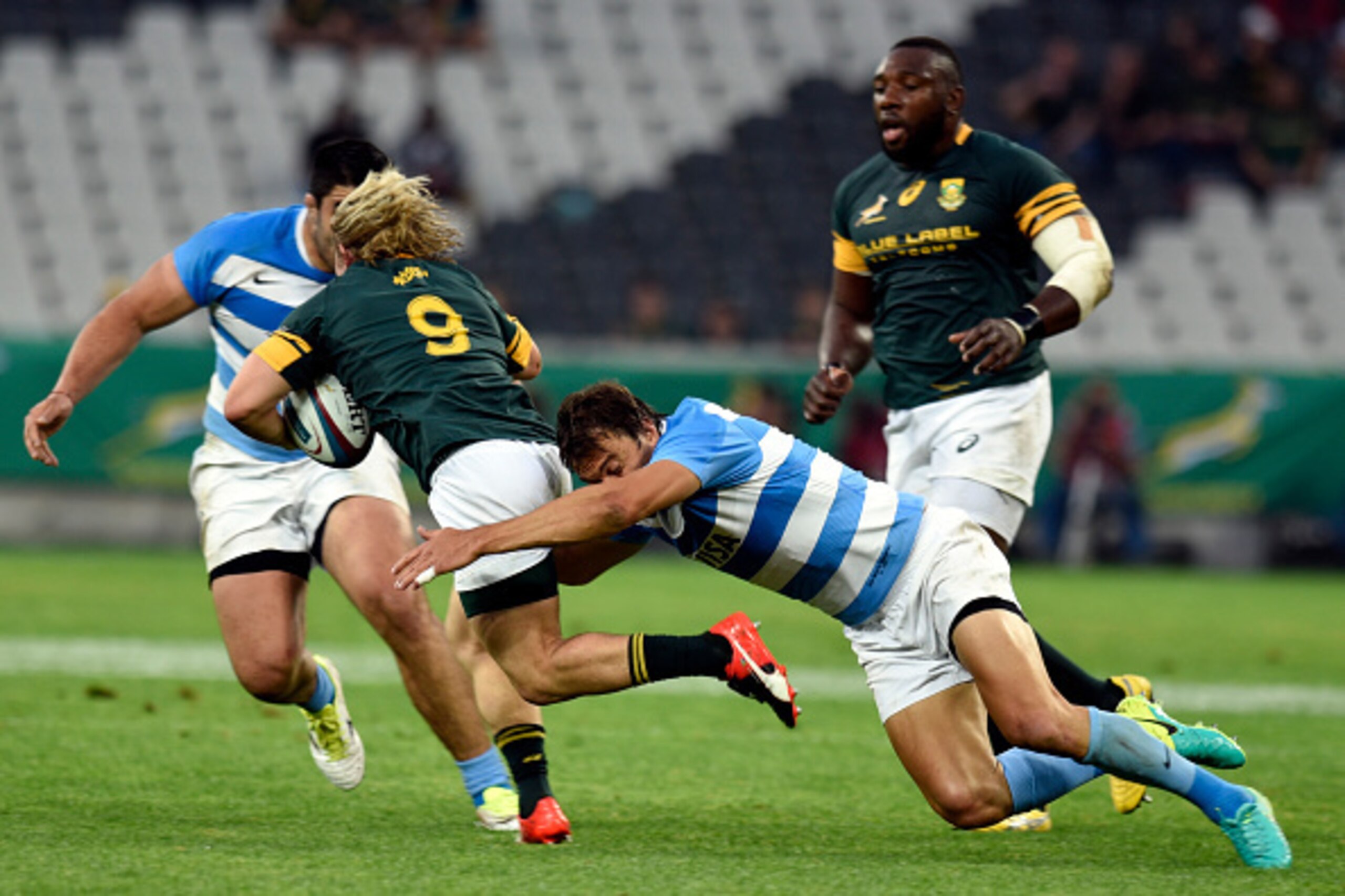 South Africa's Faf de Klerk (2nd L) vies with Argentina's Pablo Matera (2nd R) during the Test Rugby match between South AFrica and Argentina at the Mbombela Stadium on August 20, 2016 in Nelspruit, South Africa. / AFP / STRINGER        (Photo credit shou