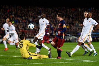 BARCELONA, SPAIN - NOVEMBER 24:  Lionel Messi of Barcelona scores his teams second goal during the UEFA Champions League Group E match between FC Barcelona and AS Roma at Camp Nou on November 24, 2015 in Barcelona, Spain.  (Photo by David Ramos/Getty Imag