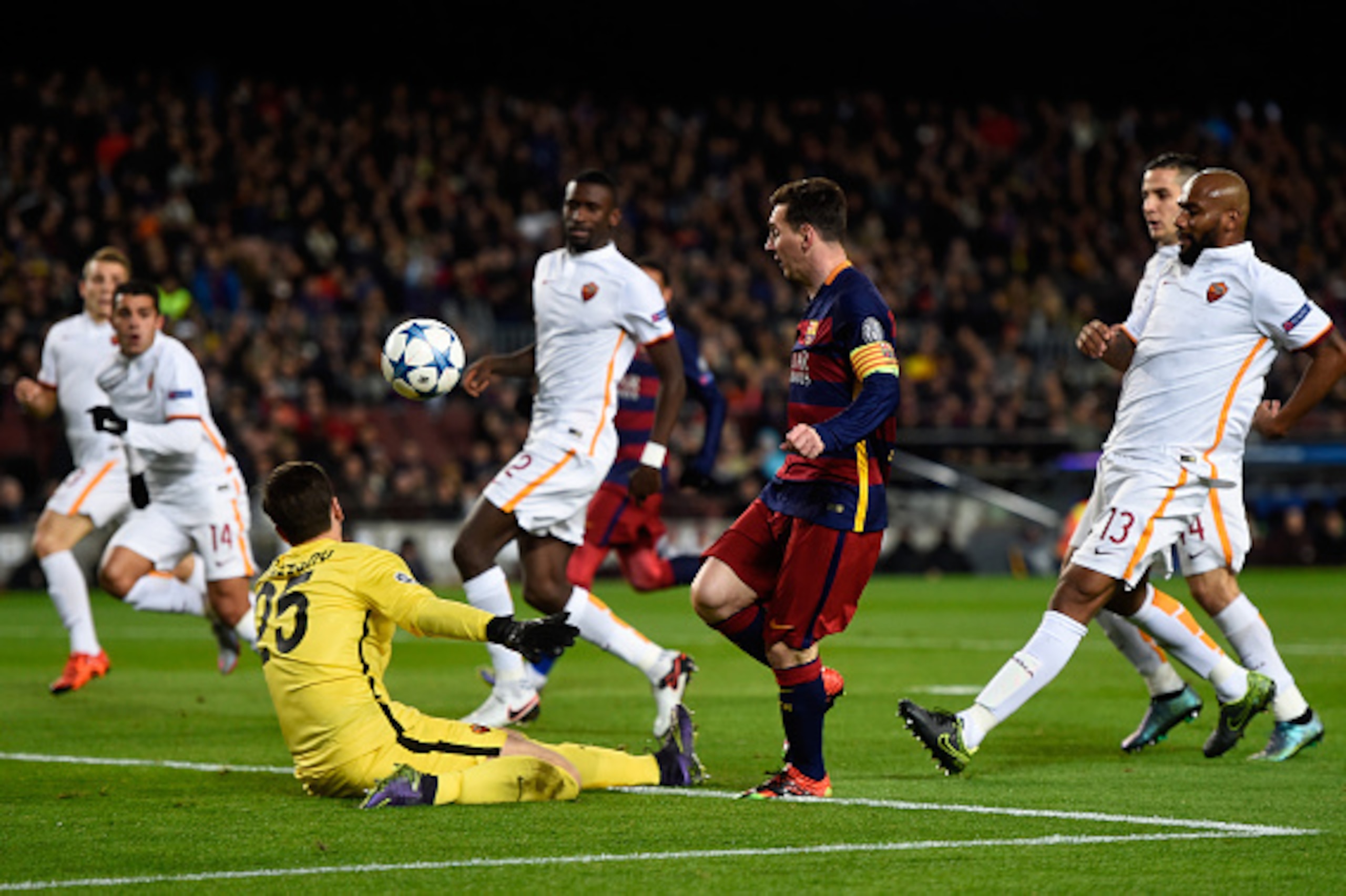 BARCELONA, SPAIN - NOVEMBER 24:  Lionel Messi of Barcelona scores his teams second goal during the UEFA Champions League Group E match between FC Barcelona and AS Roma at Camp Nou on November 24, 2015 in Barcelona, Spain.  (Photo by David Ramos/Getty Imag
