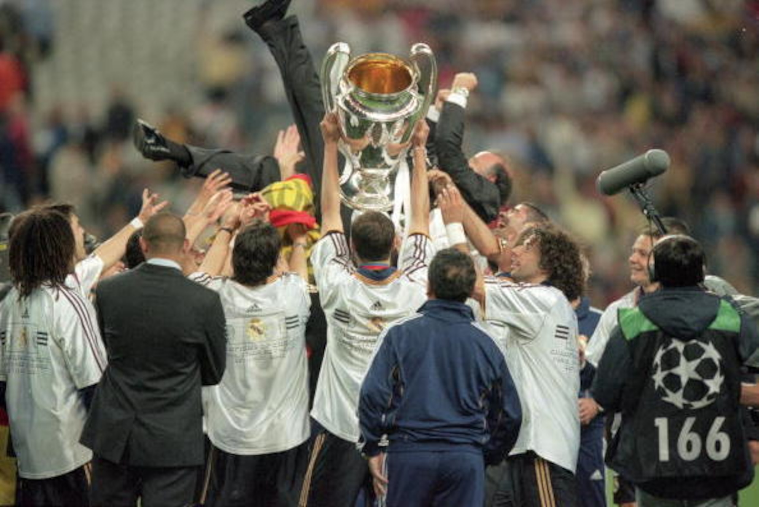 24 May 2000: Real Madrid players hold up the Madrid coach Vicente Del Bosque after the European Champions League Final 2000 against Valencia at the Stade de France, Saint-Denis, France. Real Madrid won 3-0. \ Mandatory Credit: Graham Chadwick /Allsport 24 May 2000: Real Madrid players hold up the Madrid coach Vicente Del Bosque after the European Champions League Final 2000 against Valencia at the Stade de France, Saint-Denis, France. Real Madrid won 3-0. \ Mandatory Credit: Graham Chadwick /Allsport