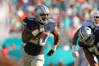 MIAMI GARDENS, FL - NOVEMBER 22:  Darren McFadden #20 of the Dallas Cowboys in action during the second half of the game against the Miami Dolphins at Sun Life Stadium on November 22, 2015 in Miami Gardens, Florida.  (Photo by Rob Foldy/Getty Images)