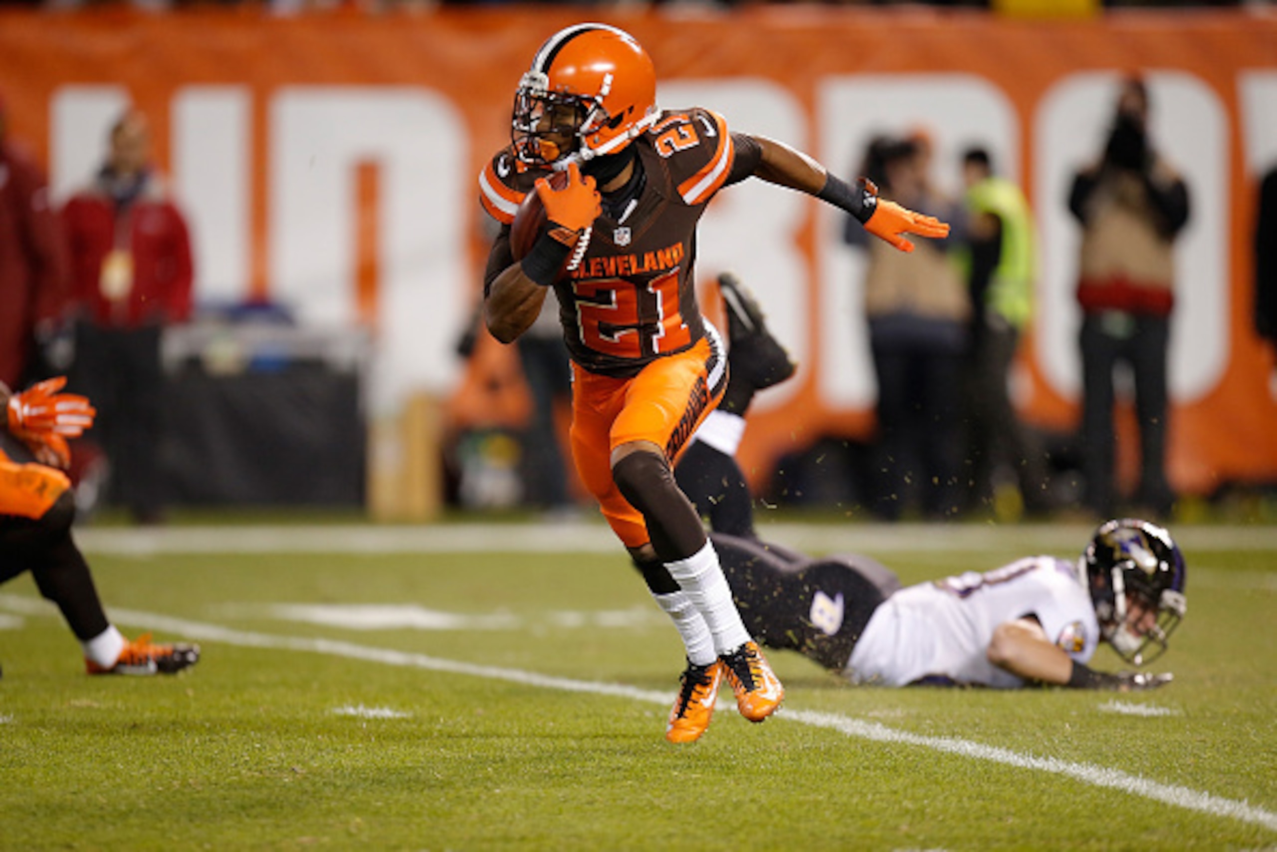 CLEVELAND, OH - NOVEMBER 30:  Justin Gilbert #21 of the Cleveland Browns carries the ball against the Baltimore Ravens at FirstEnergy Stadium on November 30, 2015 in Cleveland, Ohio.  (Photo by Gregory Shamus/Getty Images)