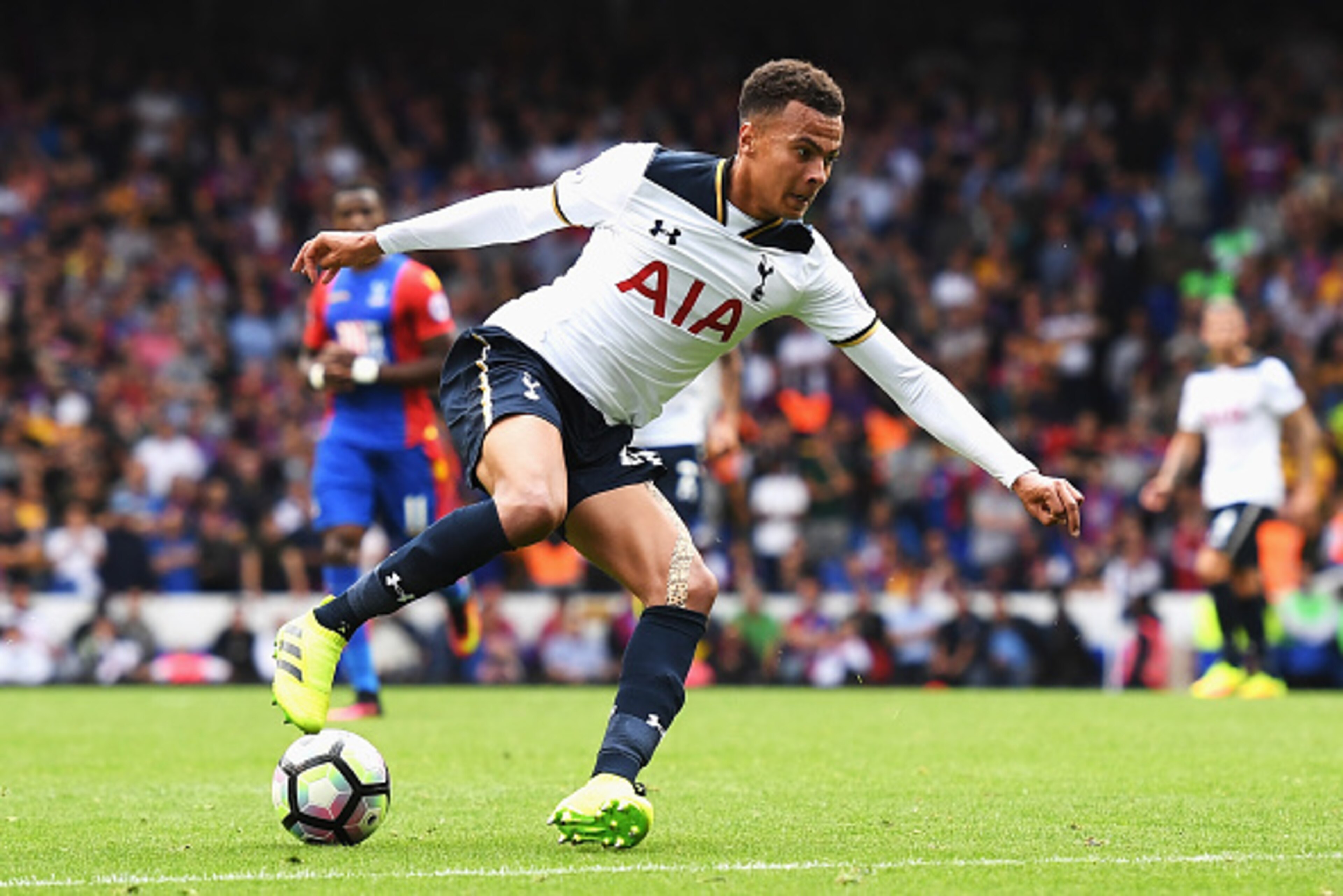 LONDON, ENGLAND - AUGUST 20: Dele Alli of Tottenham Hotspur in action during the Premier League match between Tottenham Hotspur and Crystal Palace at White Hart Lane on August 20, 2016 in London, England.  (Photo by Mike Hewitt/Getty Images)