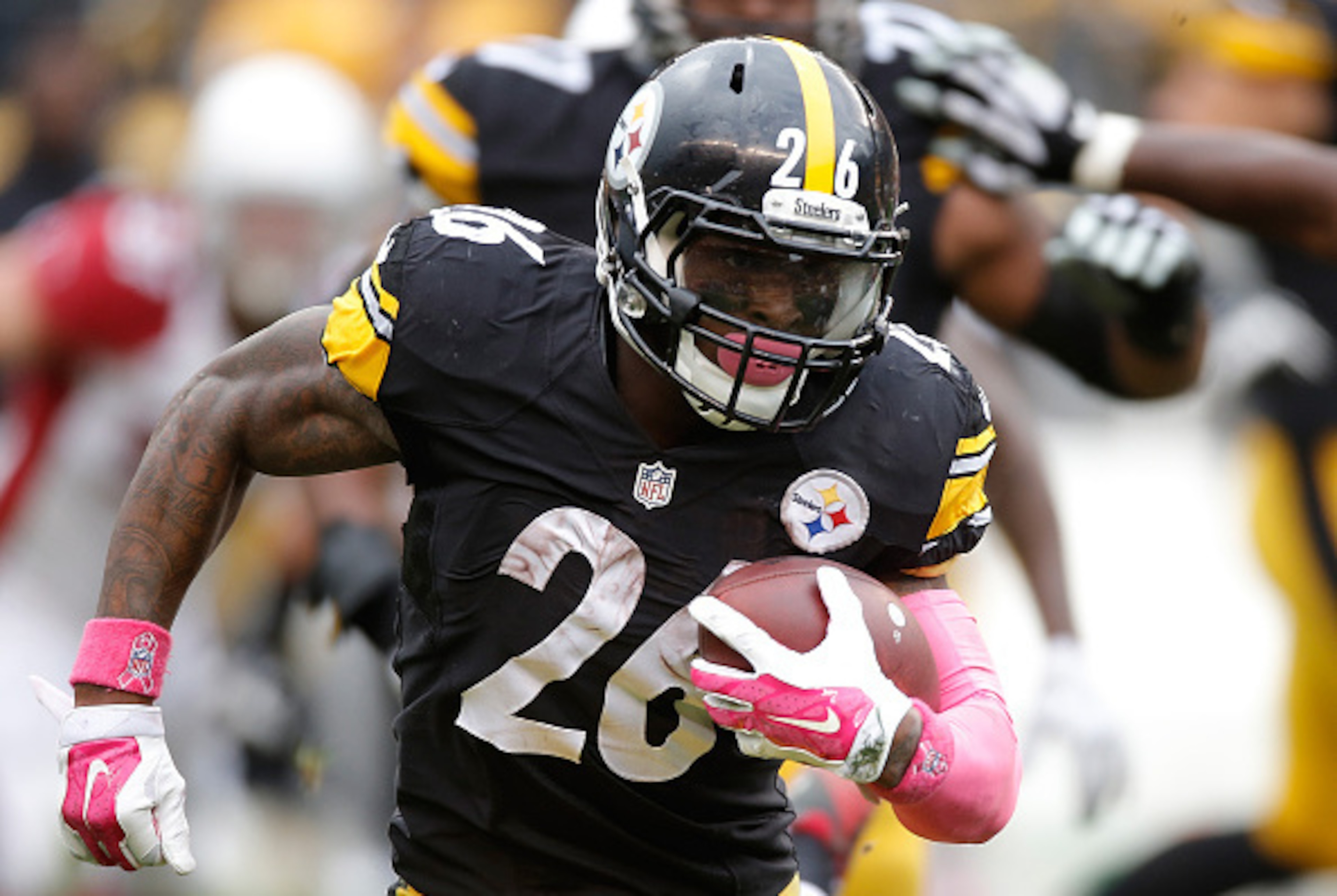PITTSBURGH, PA - OCTOBER 18:  Le'Veon Bell #26 of the Pittsburgh Steelers carries the ball against the Arizona Cardinals at Heinz Field on October 18, 2015 in Pittsburgh, Pennsylvania.  (Photo by Gregory Shamus/Getty Images)
