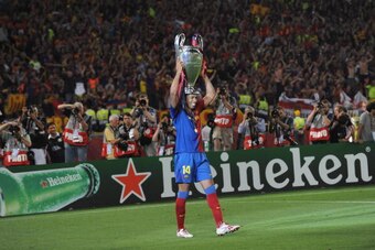 Barcelona´s French forward Thierry Henry celebrates with the Champions League Cup after the trophy ceremony on May 27, 2009 at the Olympic Stadium in Rome. Barcelona defeated  Manchester United 2-0 in the final of the UEFA football Champions League.      