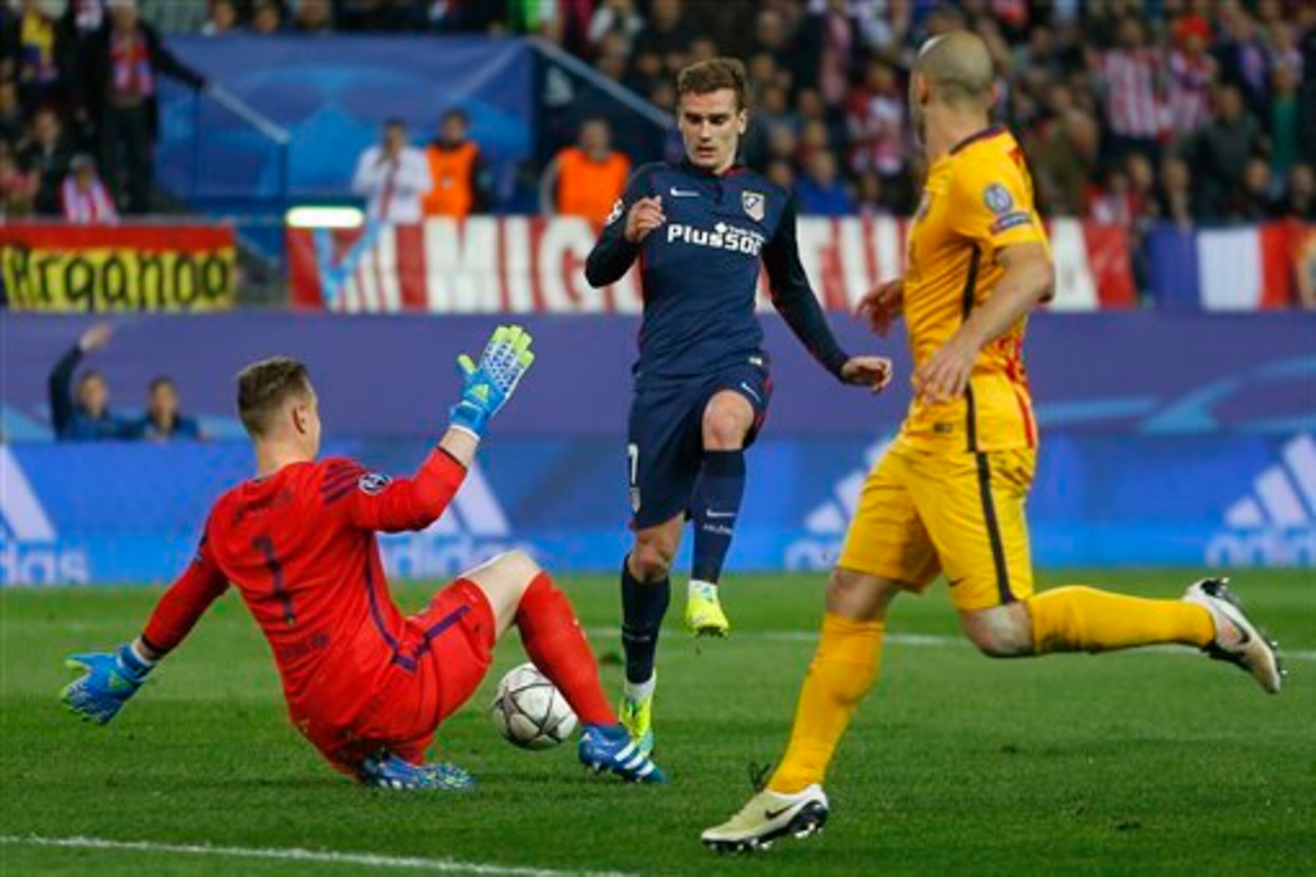 Antoine Griezmann takes on Marc-Andre ter Stegen.