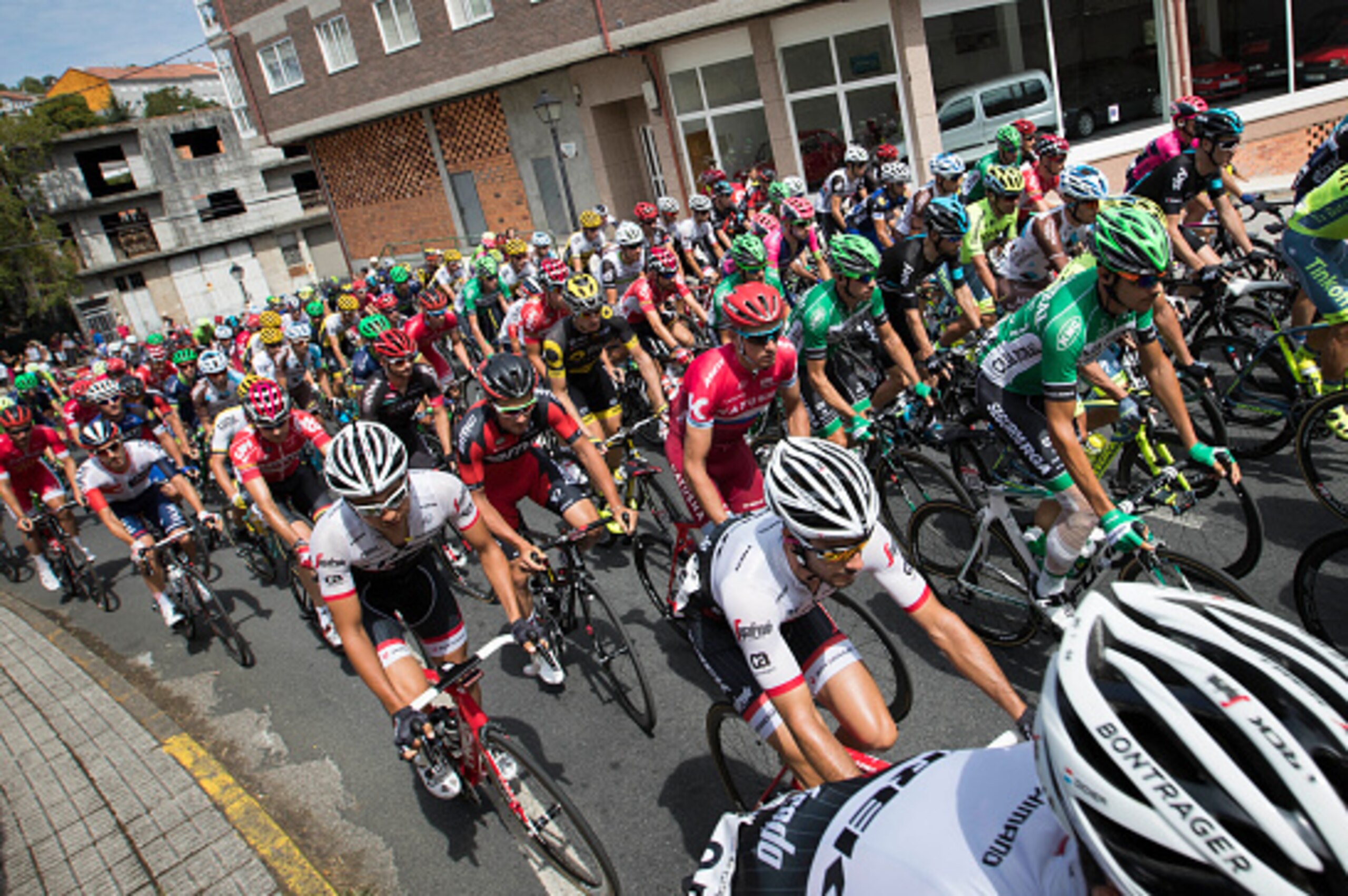 The pack takes the start of the 7th stage of the 71st edition of 'La Vuelta' Tour of Spain, a 158,5 km route between Maceda to Puebla de Sanabria on August 26, 2016. / AFP / JAIME REINA        (Photo credit should read JAIME REINA/AFP/Getty Images)